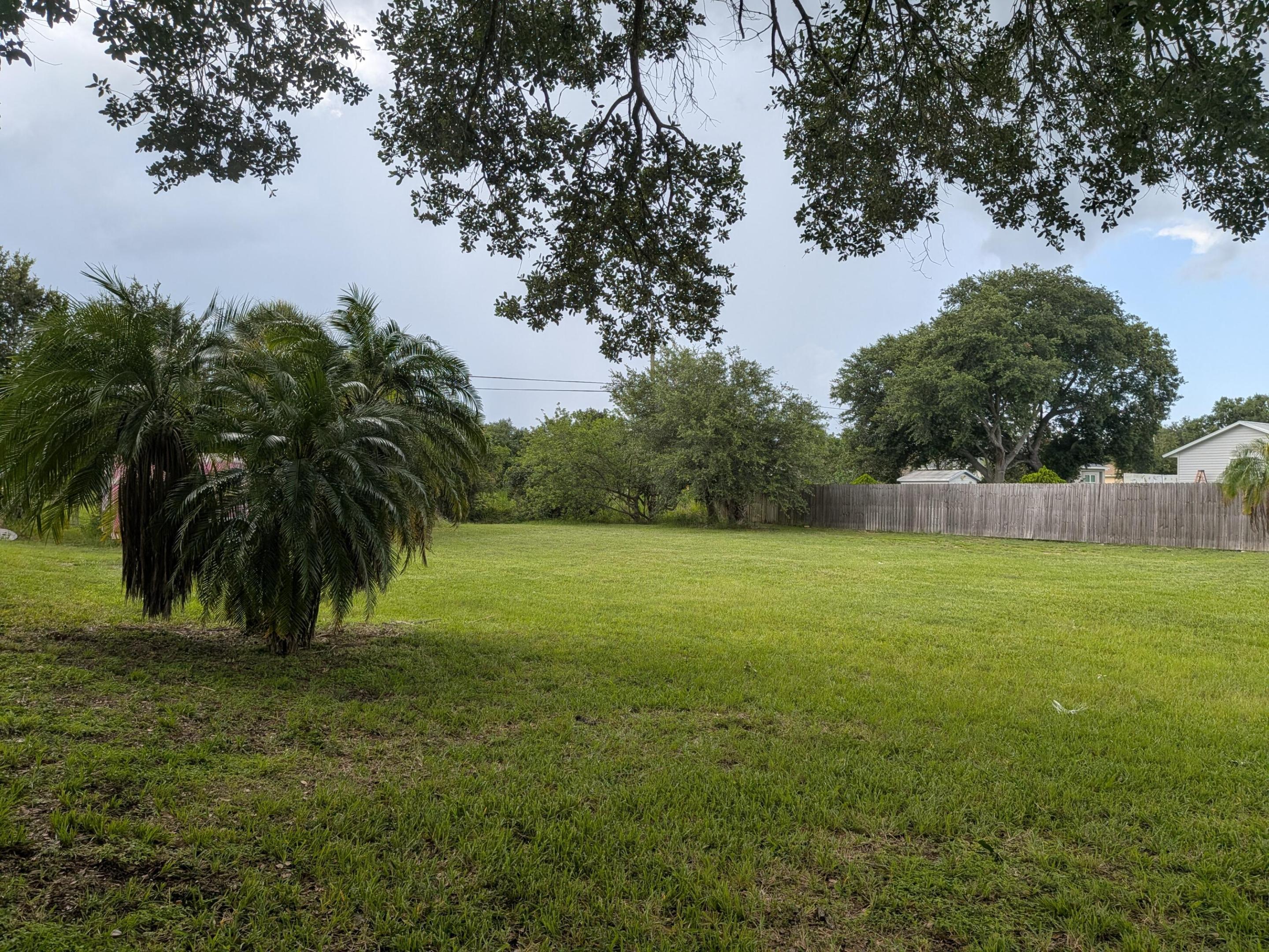 VERO LAKE ESTATES UNIT H-1 - Residential