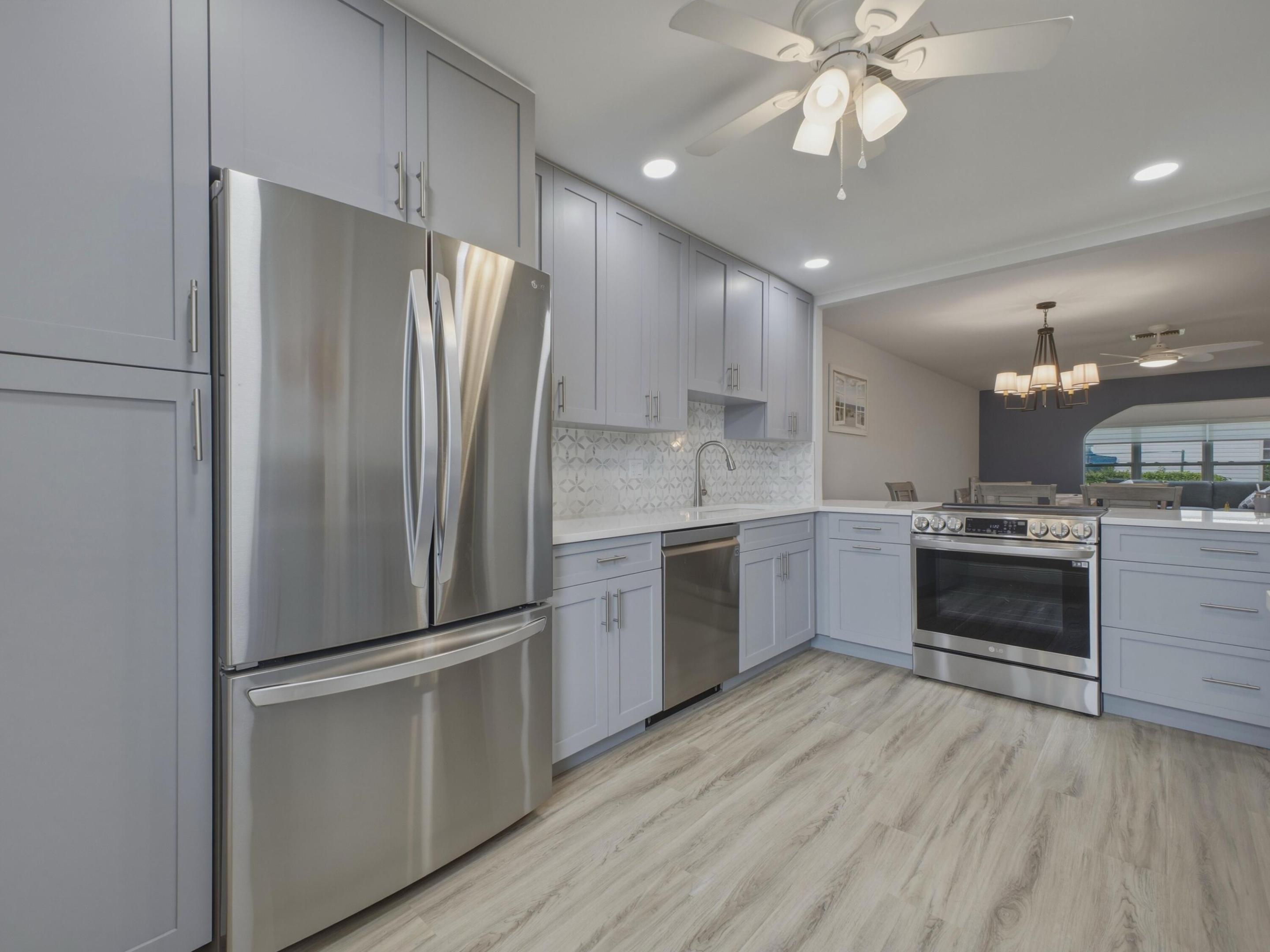 CRESTHAVEN TOWNHOMES SEC 4 CONDO - Residential