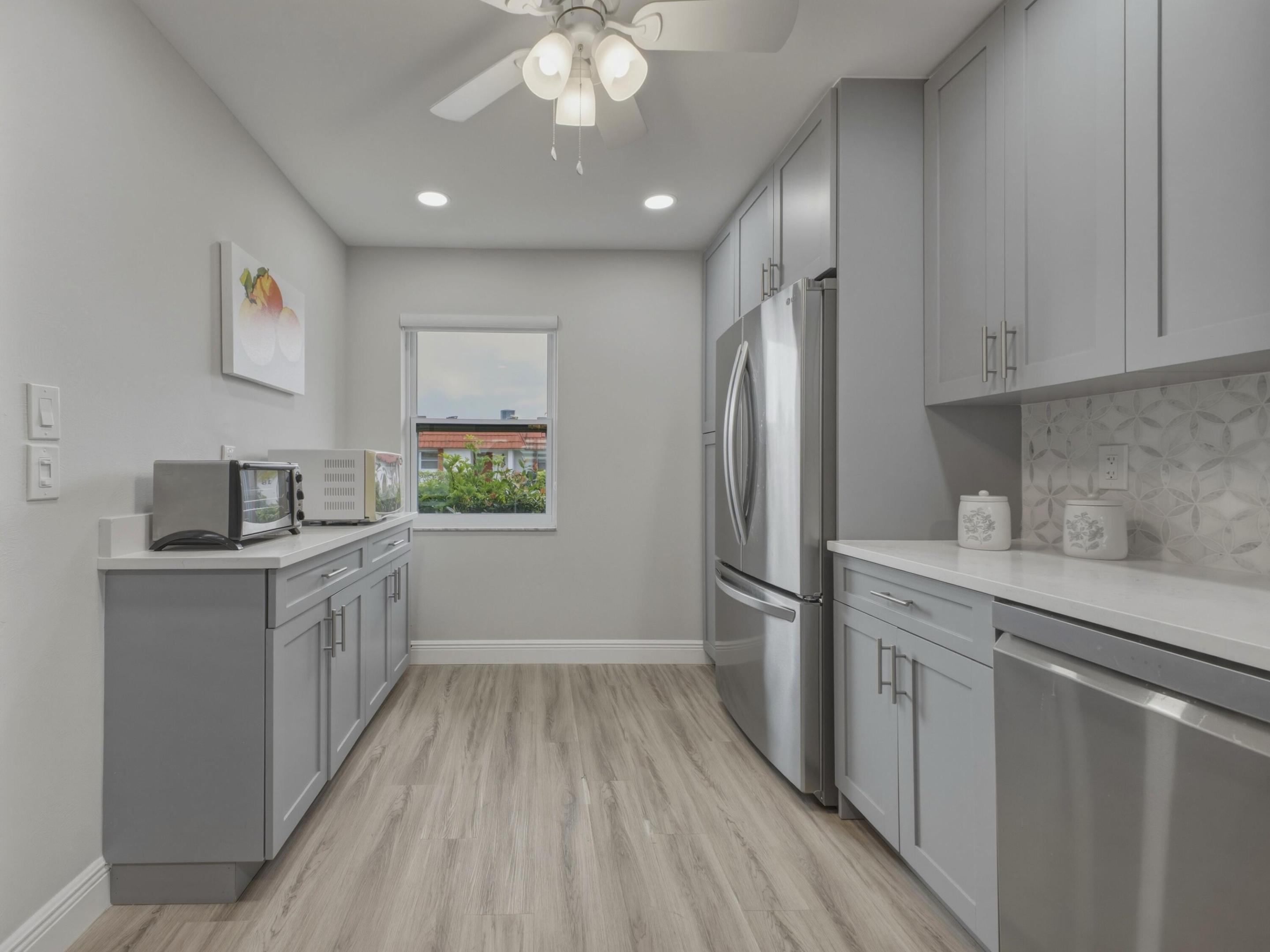 CRESTHAVEN TOWNHOMES SEC 4 CONDO - Residential