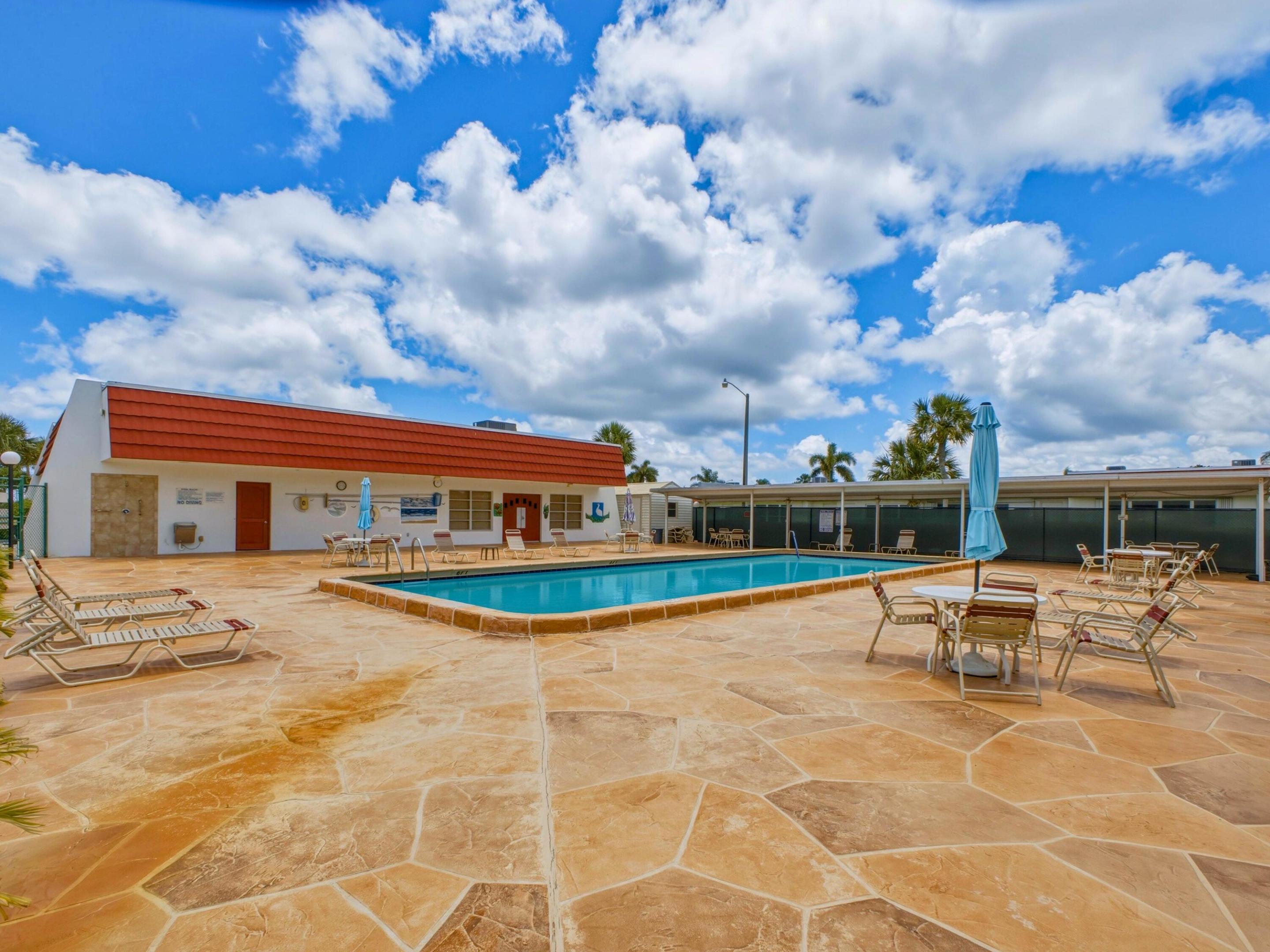 CRESTHAVEN TOWNHOMES SEC 4 CONDO - Residential