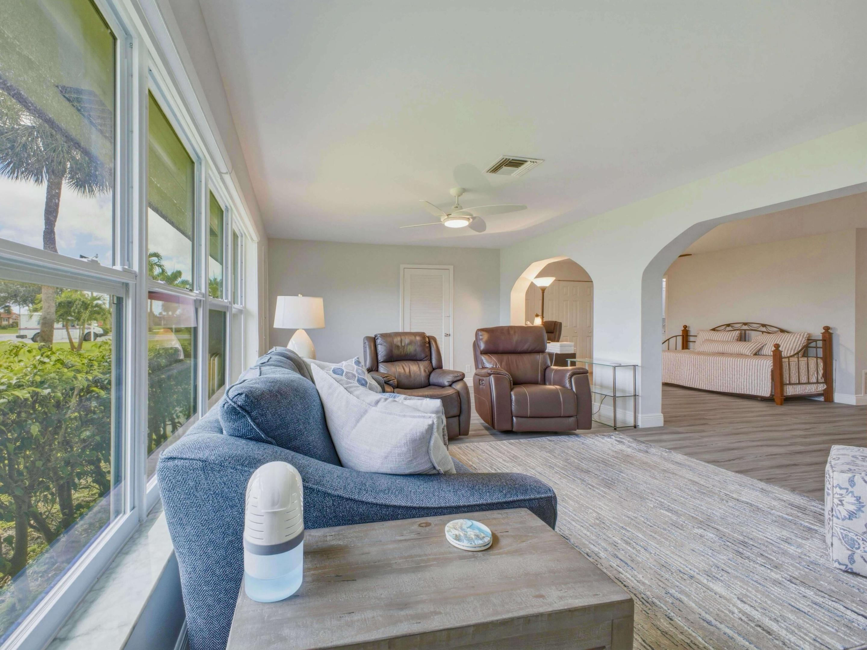 CRESTHAVEN TOWNHOMES SEC 4 CONDO - Residential