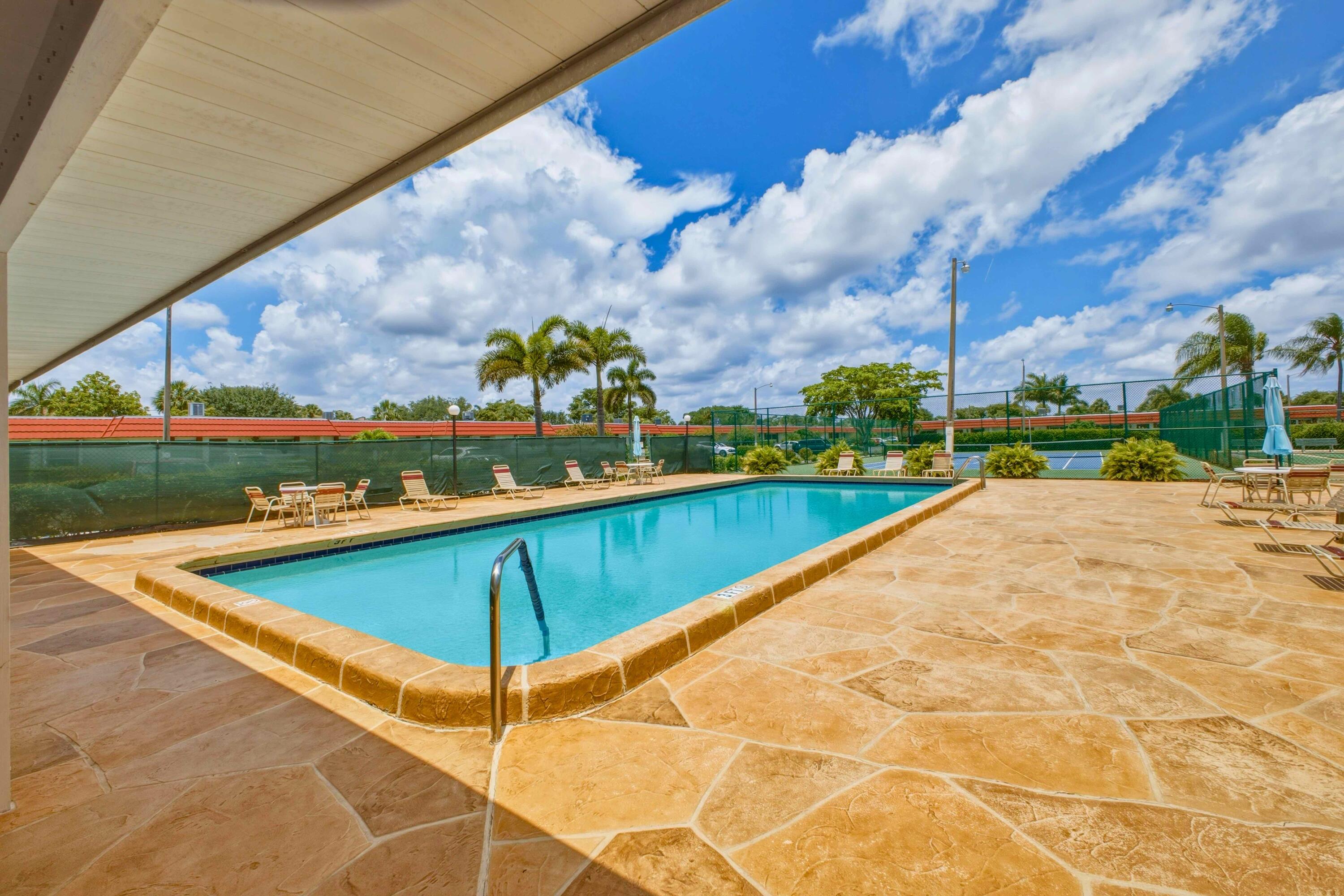 CRESTHAVEN TOWNHOMES SEC 4 CONDO - Residential