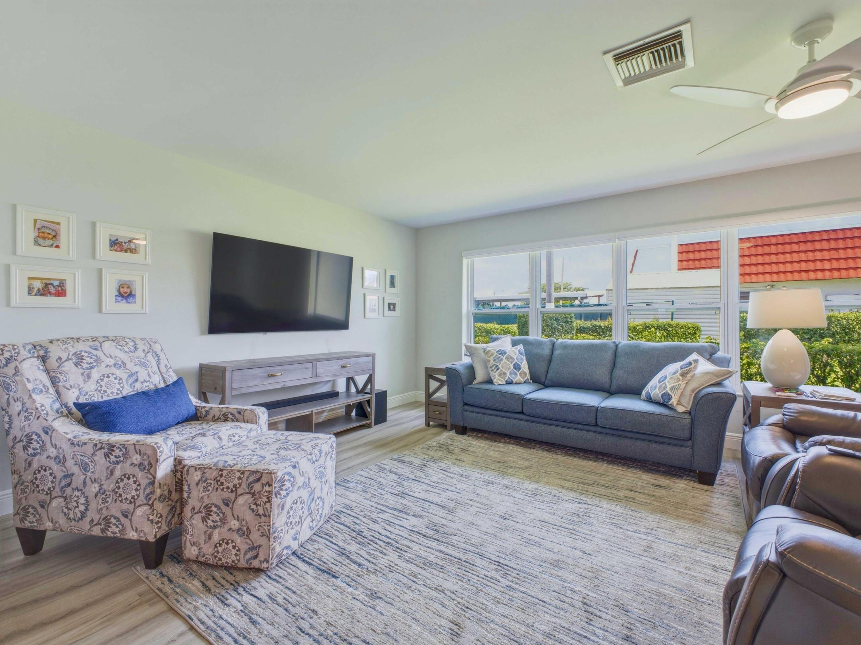 CRESTHAVEN TOWNHOMES SEC 4 CONDO - Residential