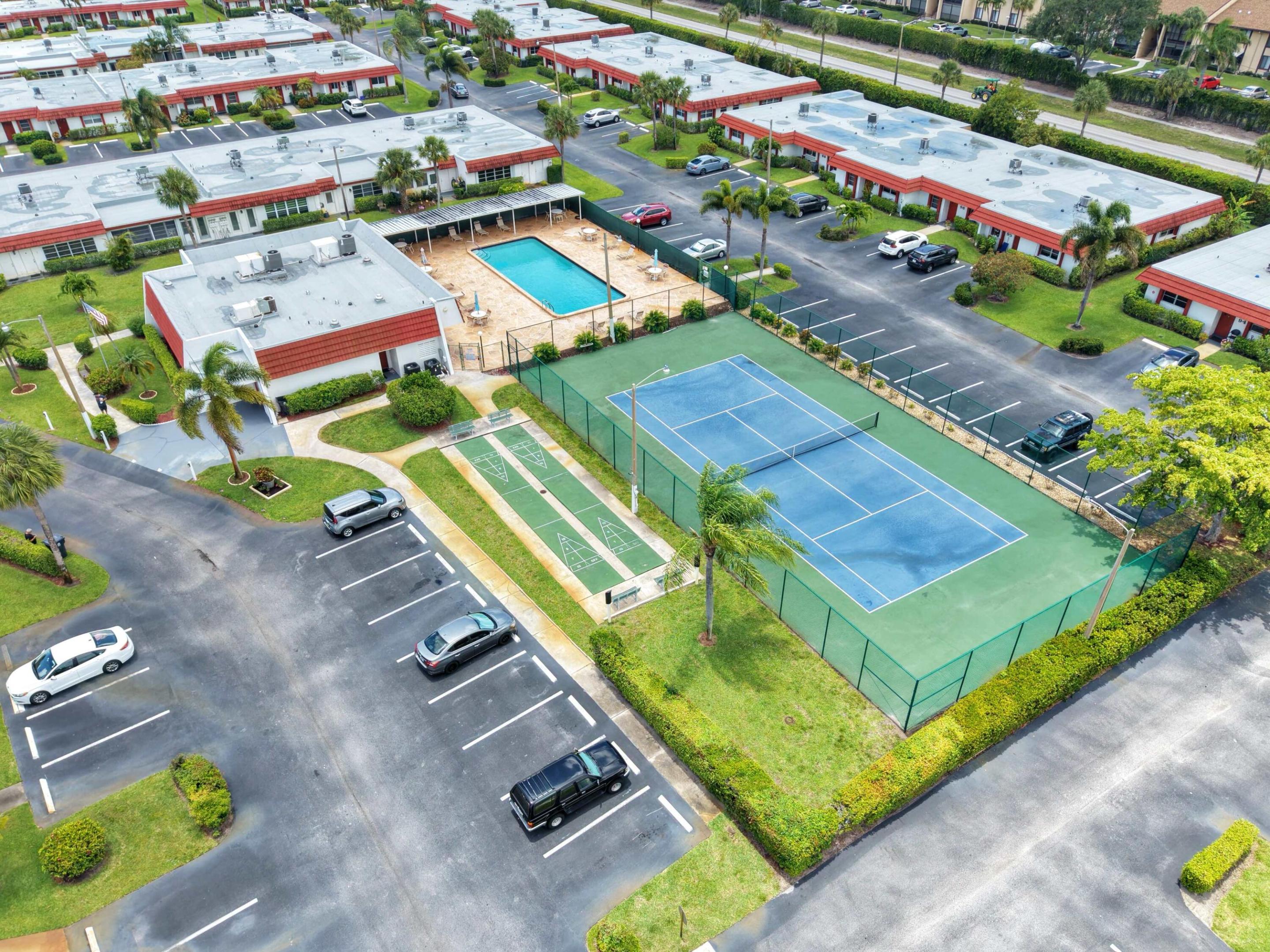 CRESTHAVEN TOWNHOMES SEC 4 CONDO - Residential