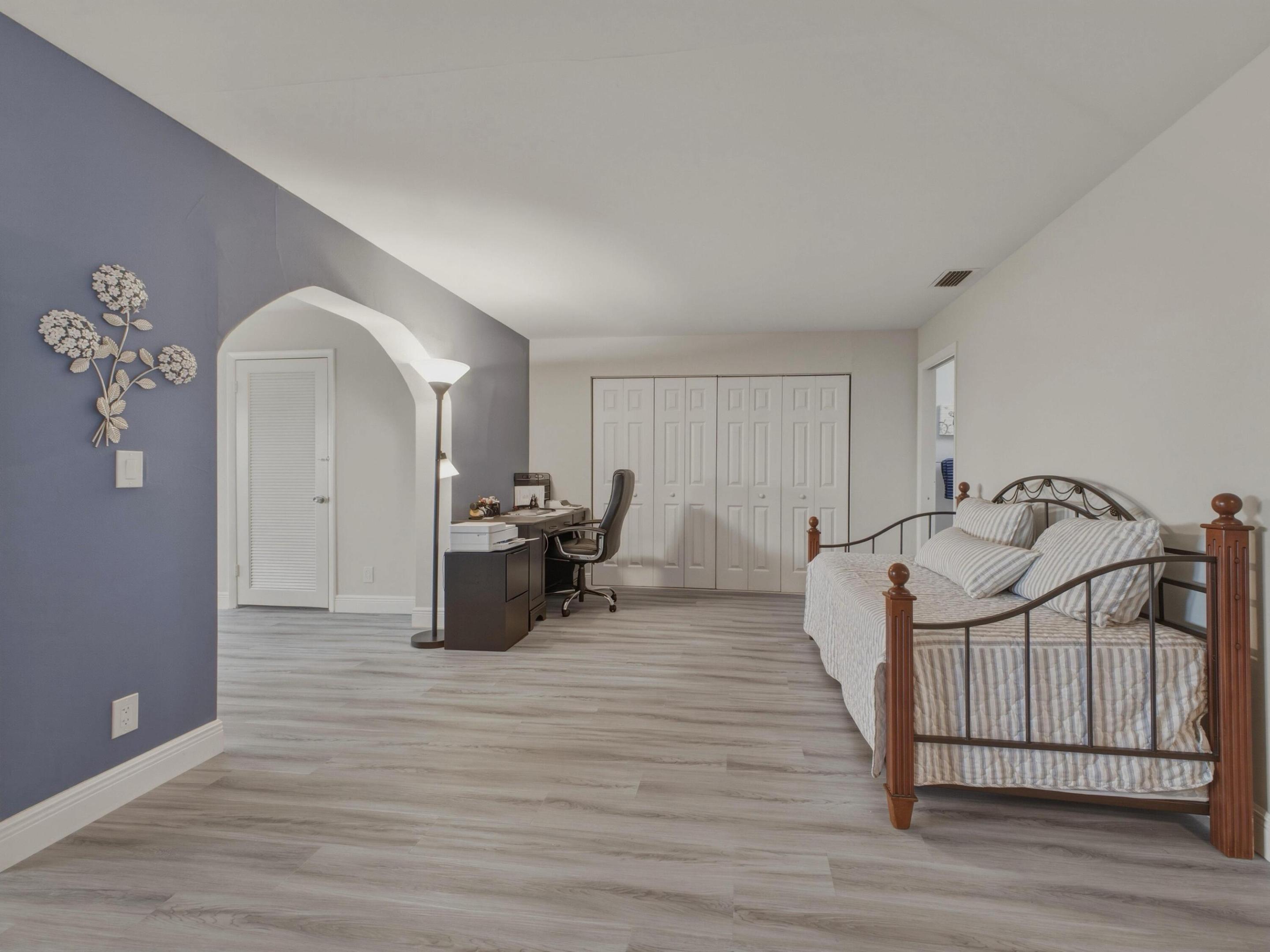 CRESTHAVEN TOWNHOMES SEC 4 CONDO - Residential