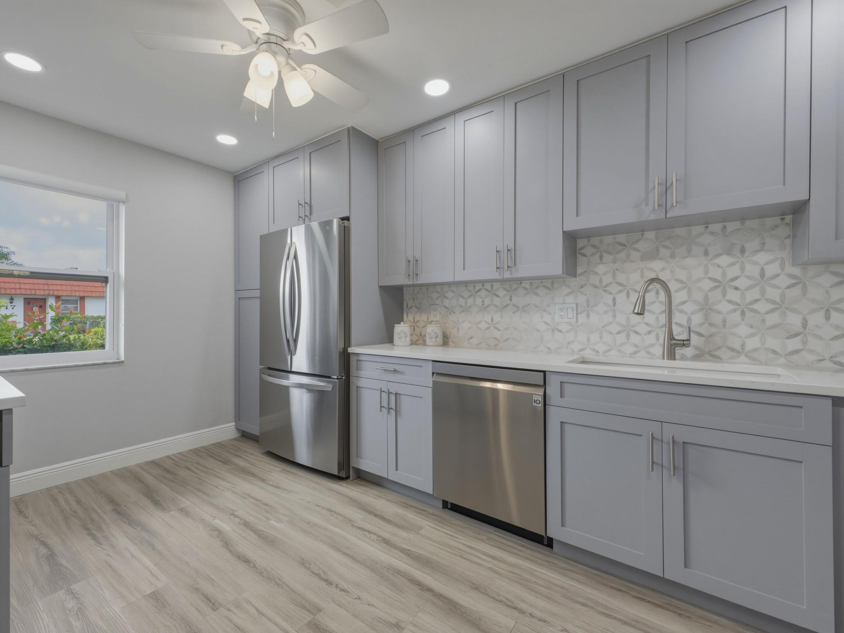 CRESTHAVEN TOWNHOMES SEC 4 CONDO - Residential