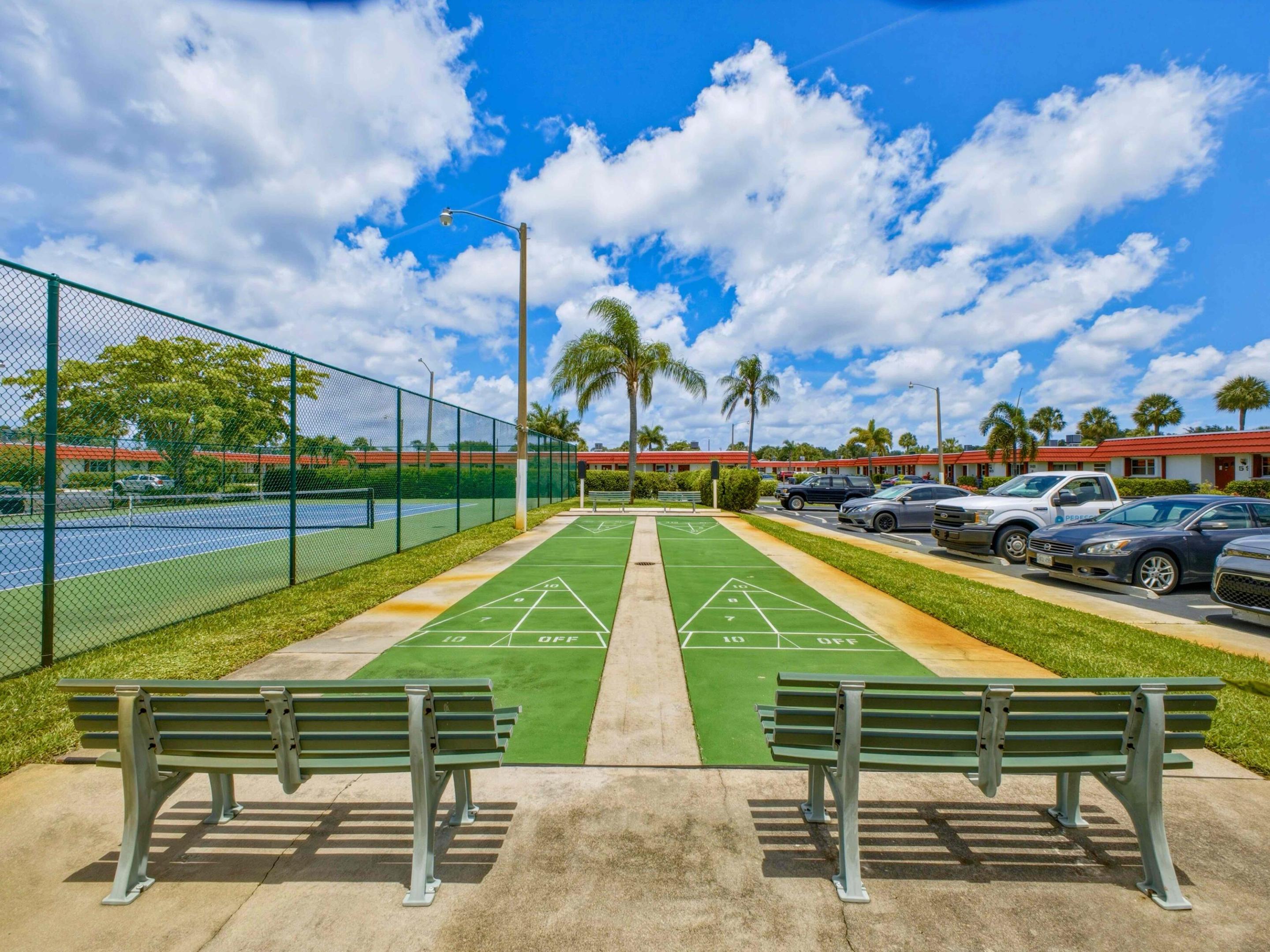 CRESTHAVEN TOWNHOMES SEC 4 CONDO - Residential