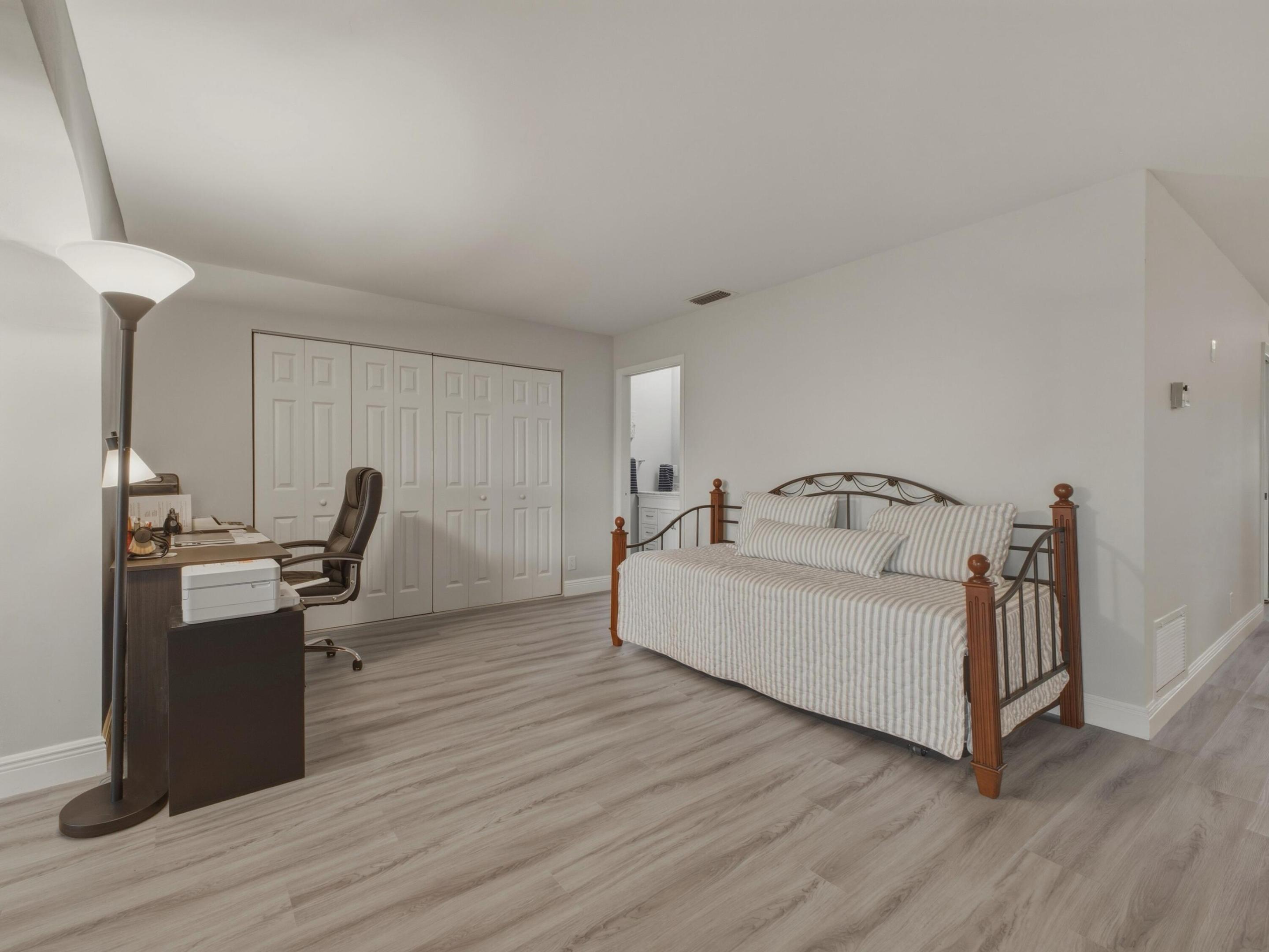 CRESTHAVEN TOWNHOMES SEC 4 CONDO - Residential