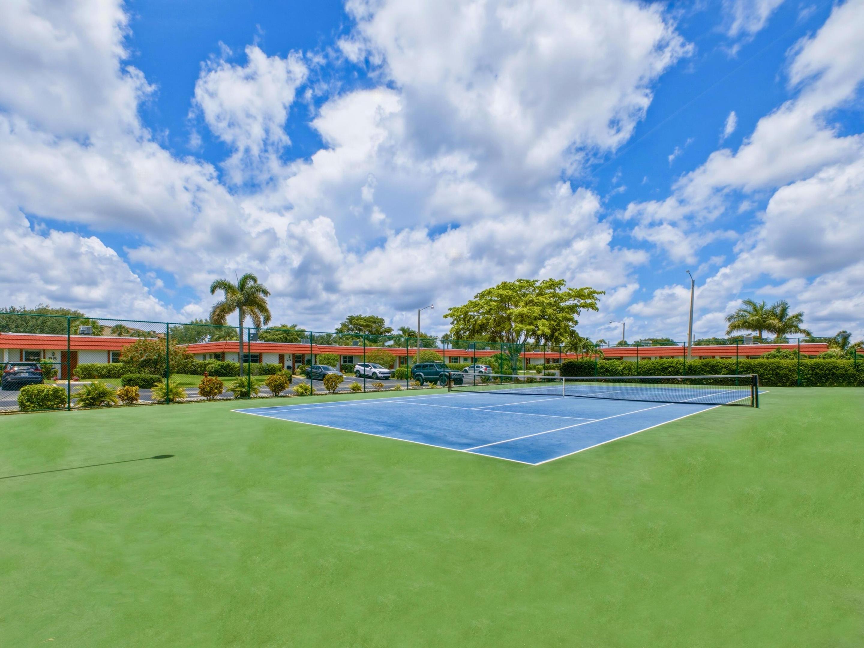 CRESTHAVEN TOWNHOMES SEC 4 CONDO - Residential