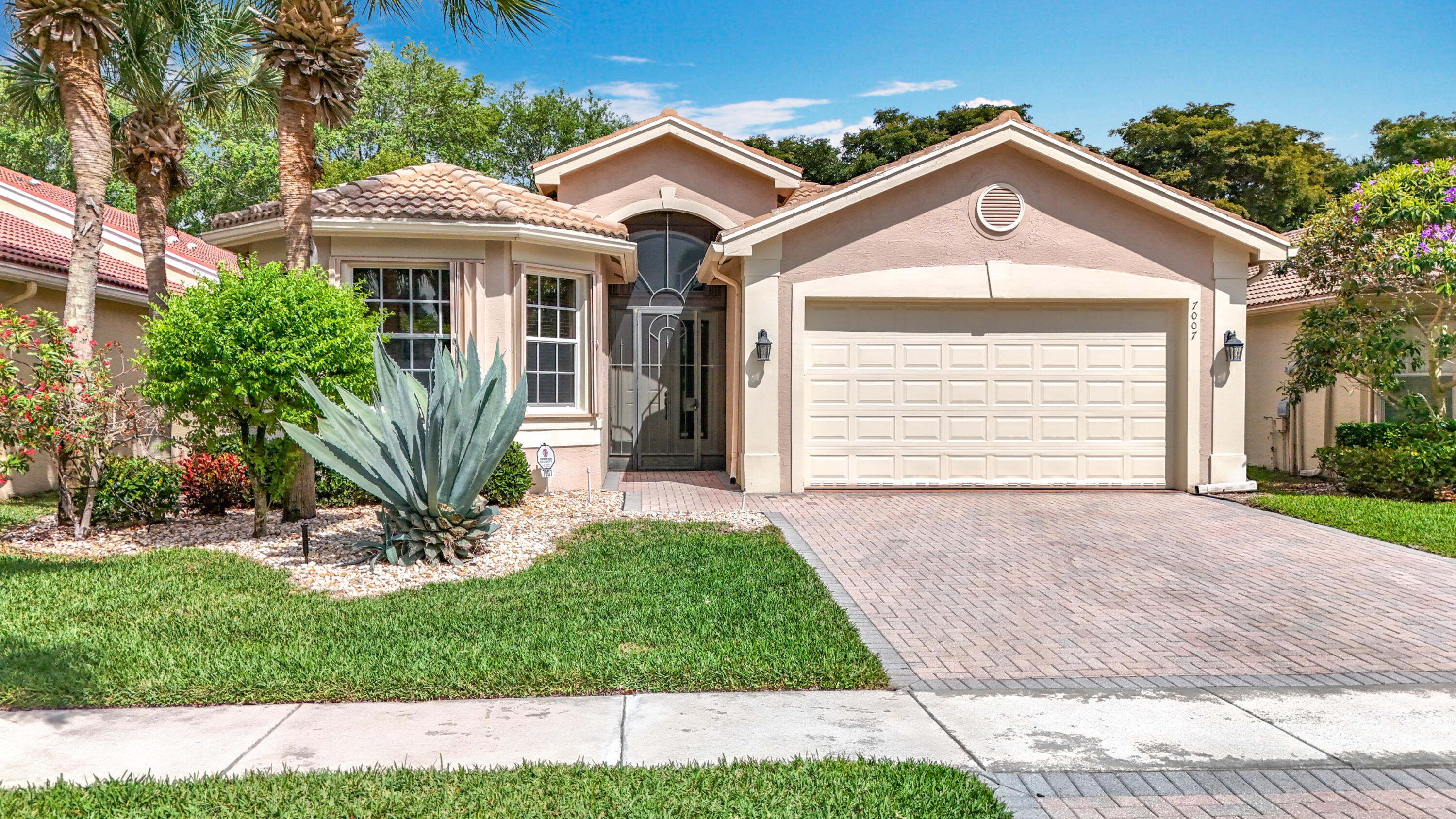 VALENCIA PALMS 4 - Residential