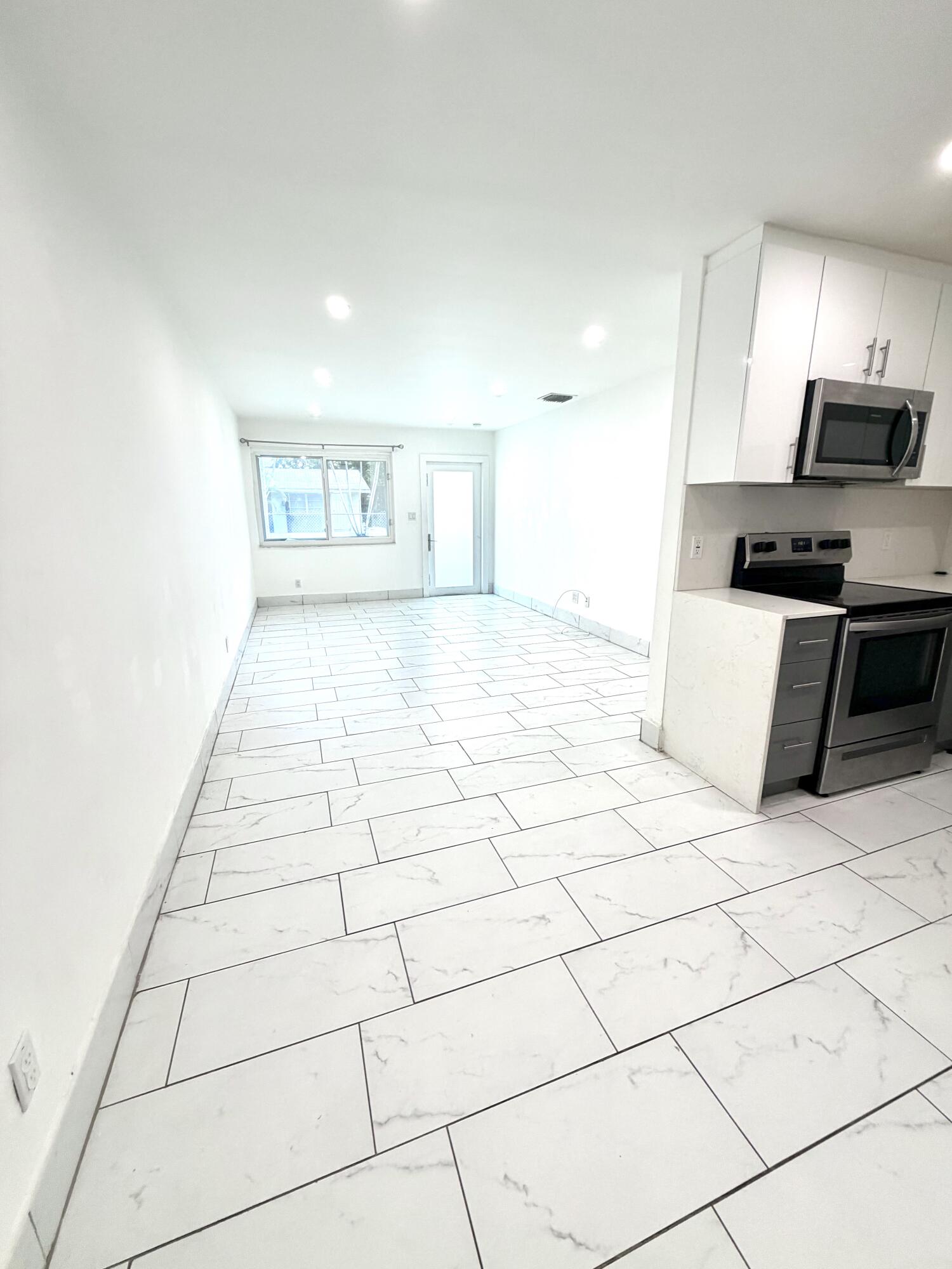 LAKE FOREST SEC 4 - Residential Lease