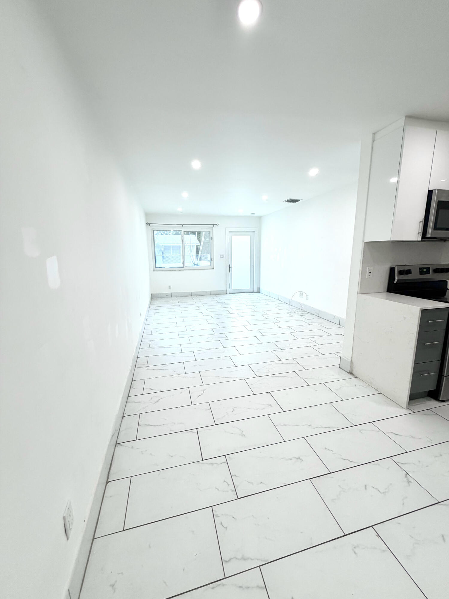 LAKE FOREST SEC 4 - Residential Lease