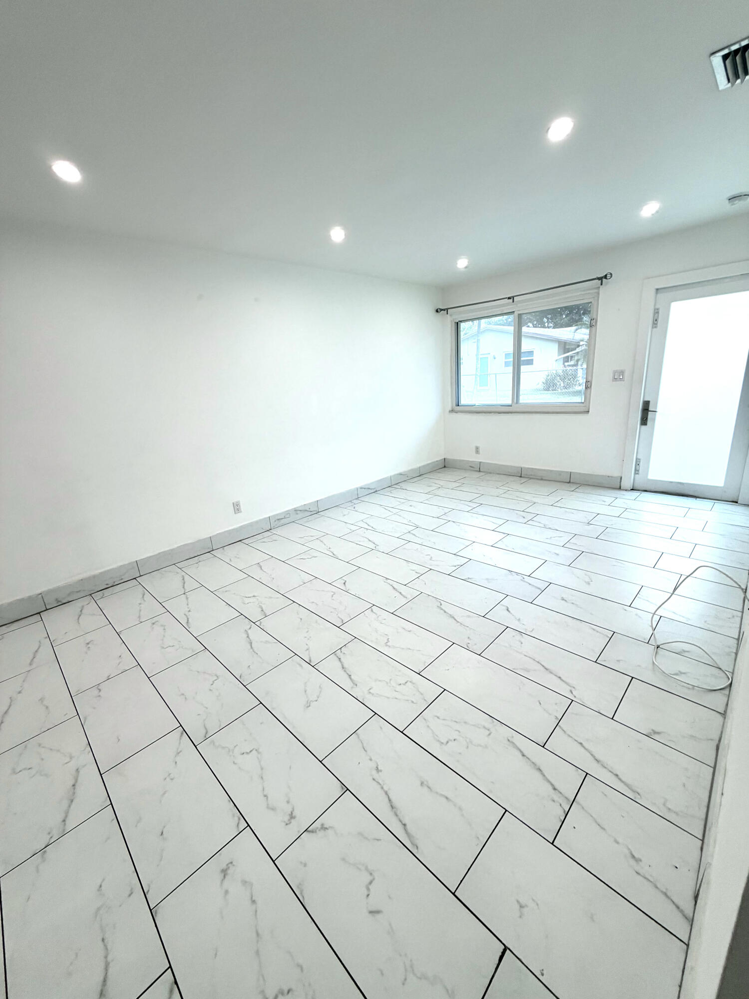 LAKE FOREST SEC 4 - Residential Lease