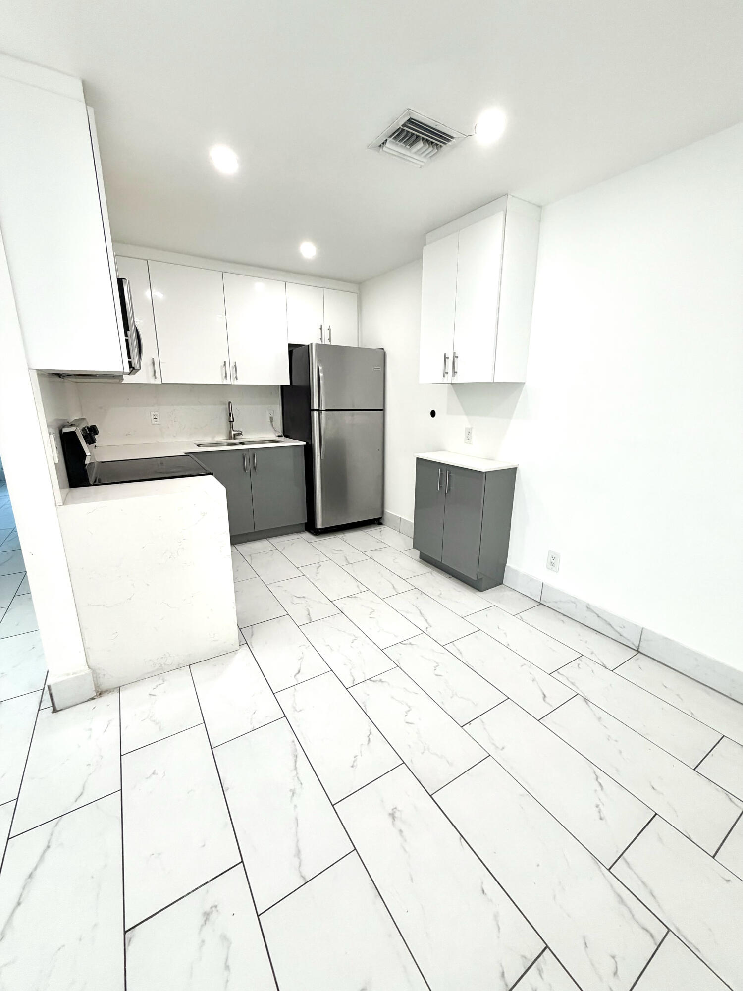 LAKE FOREST SEC 4 - Residential Lease