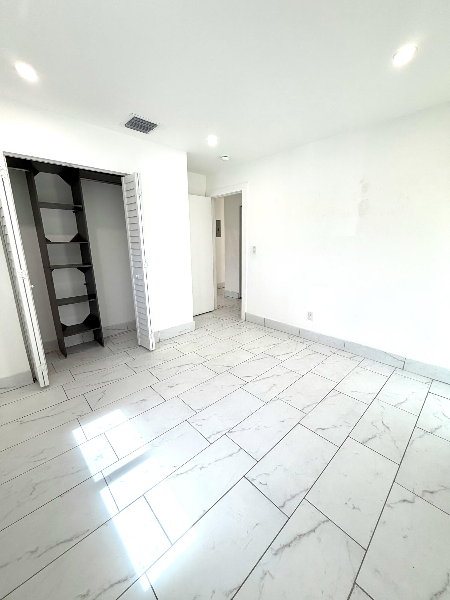 LAKE FOREST SEC 4 - Residential Lease