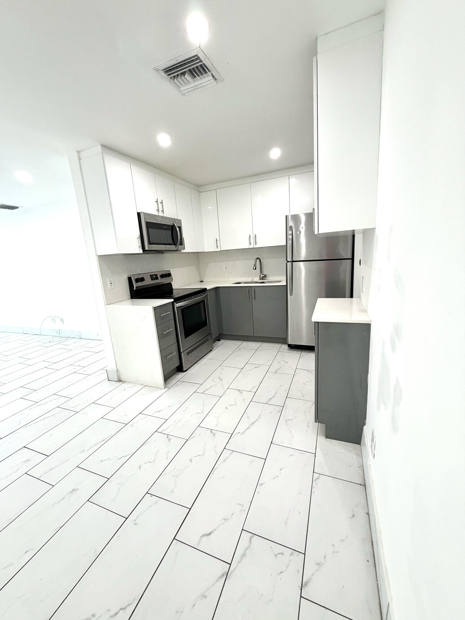 LAKE FOREST SEC 4 - Residential Lease