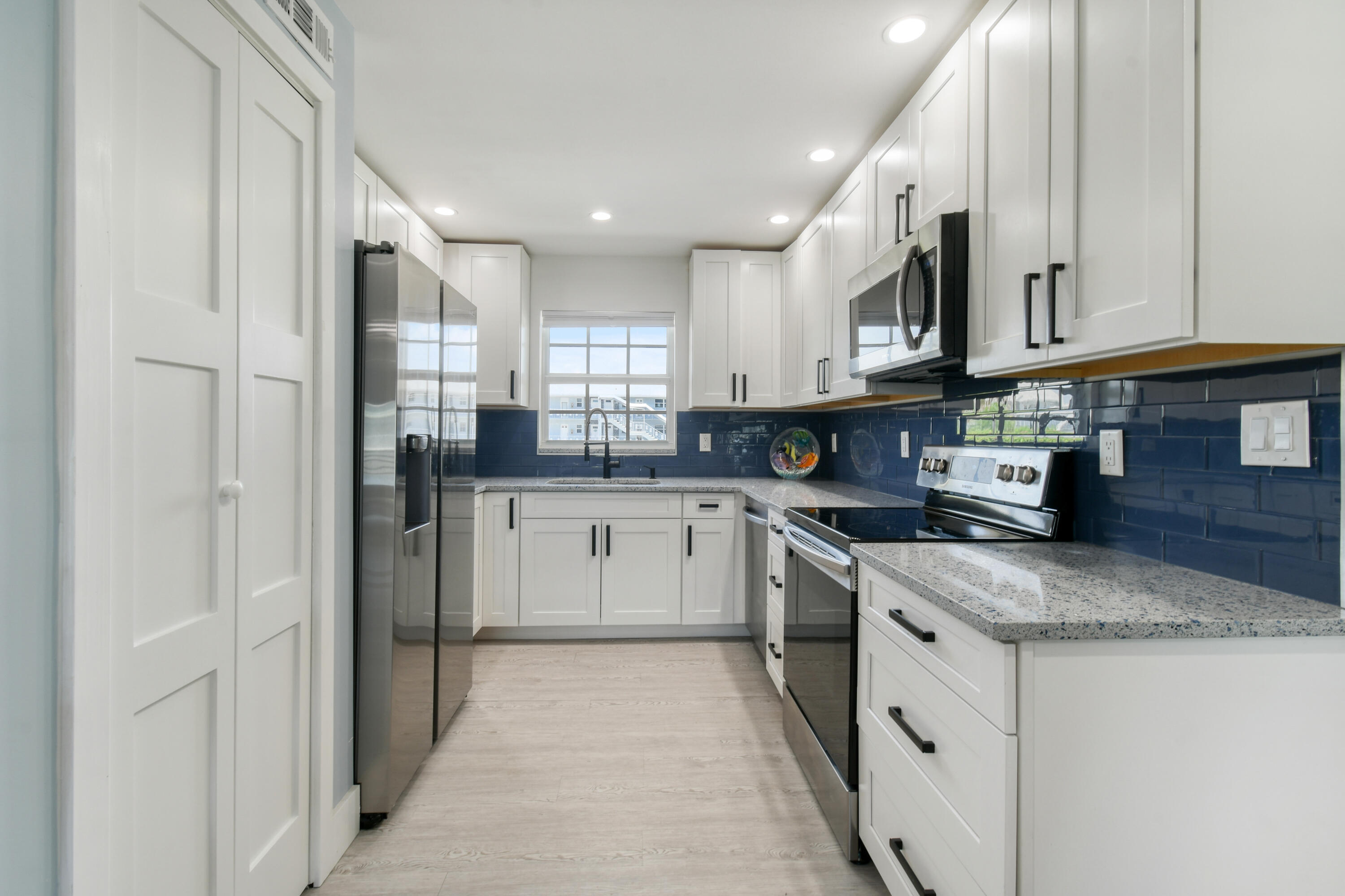 HAMPSHIRE ARMS COND APTS UNIT 211 - Residential