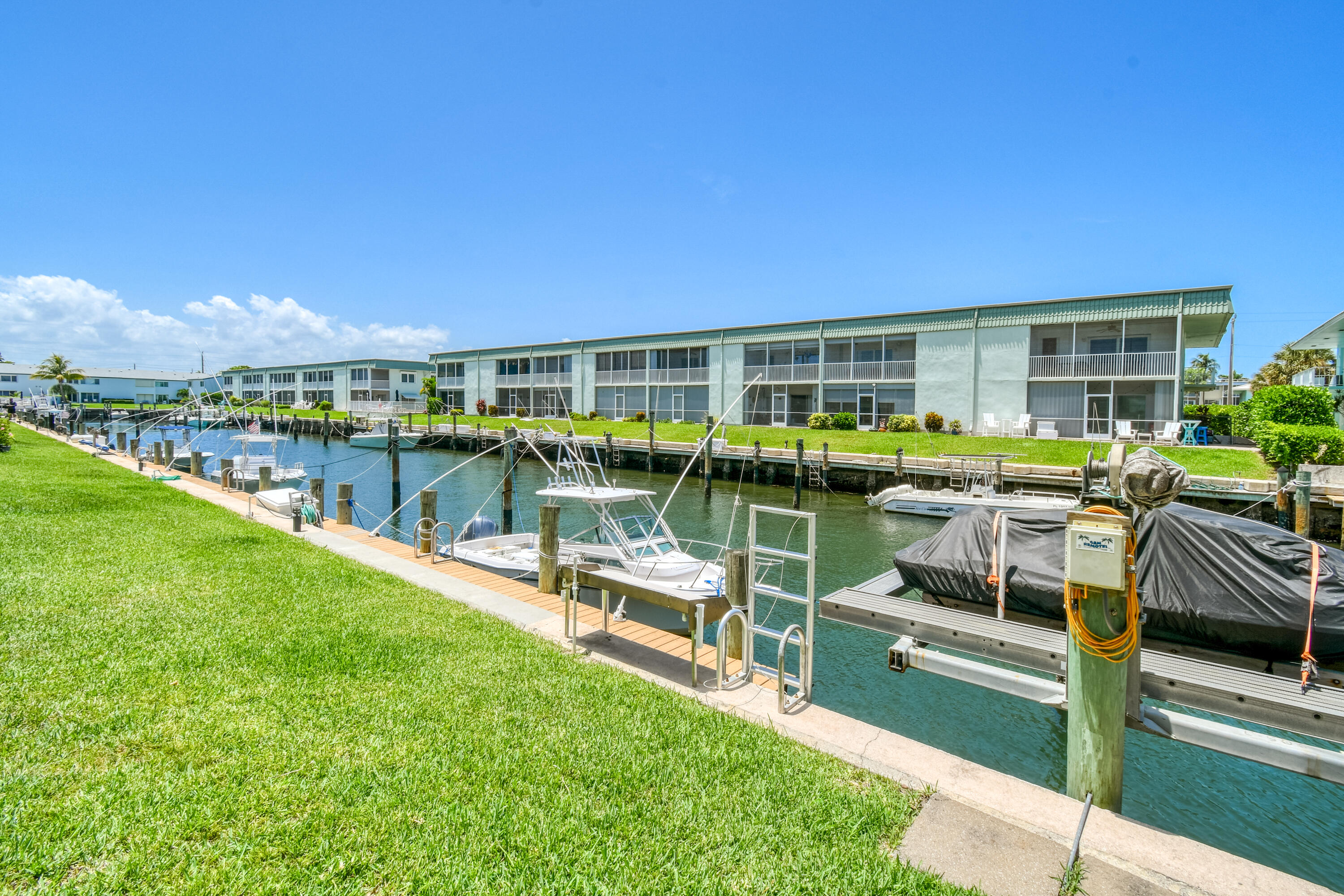 HAMPSHIRE ARMS COND APTS UNIT 211 - Residential