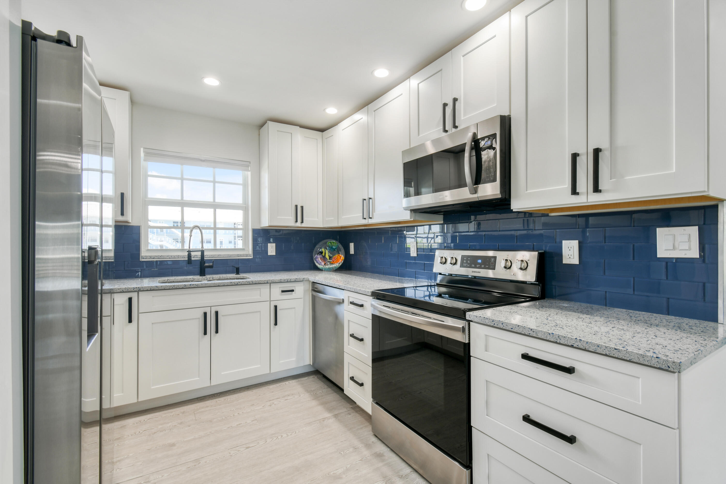 HAMPSHIRE ARMS COND APTS UNIT 211 - Residential