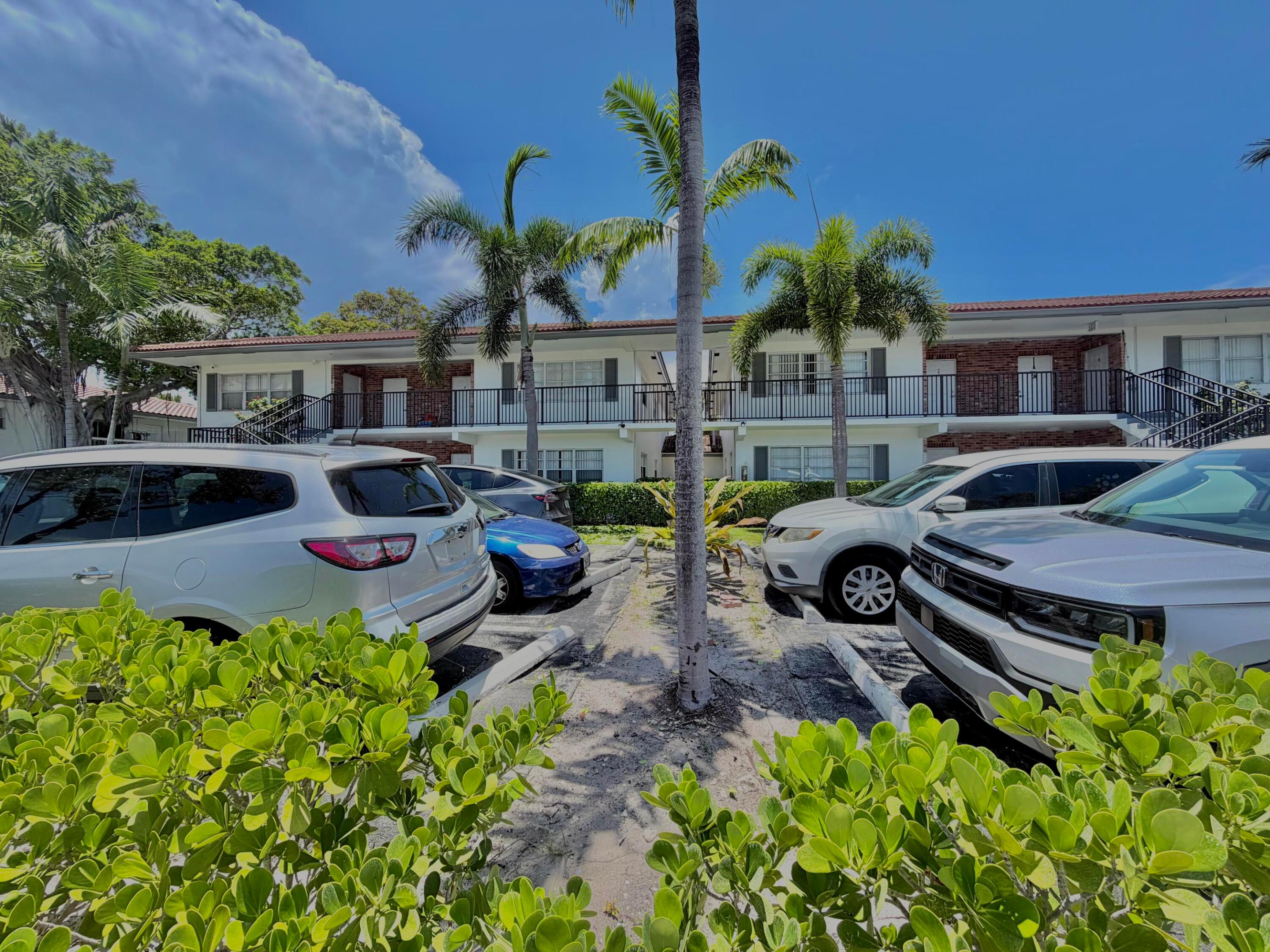 NO HOA! EASY TO RENT! 3 Bedrooms, 2 full bathrooms apartment in down town E Boca. Close to everything and fully renovated. Call now.