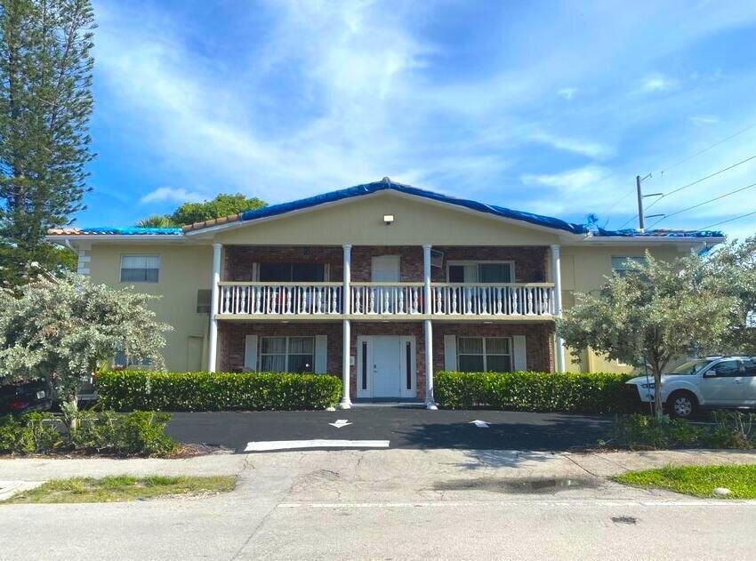 NO HOA! EASY TO RENT! 3 Bedrooms, 2 full bathrooms apartment in down town E Boca. Close to everything and fully renovated. Call now.
