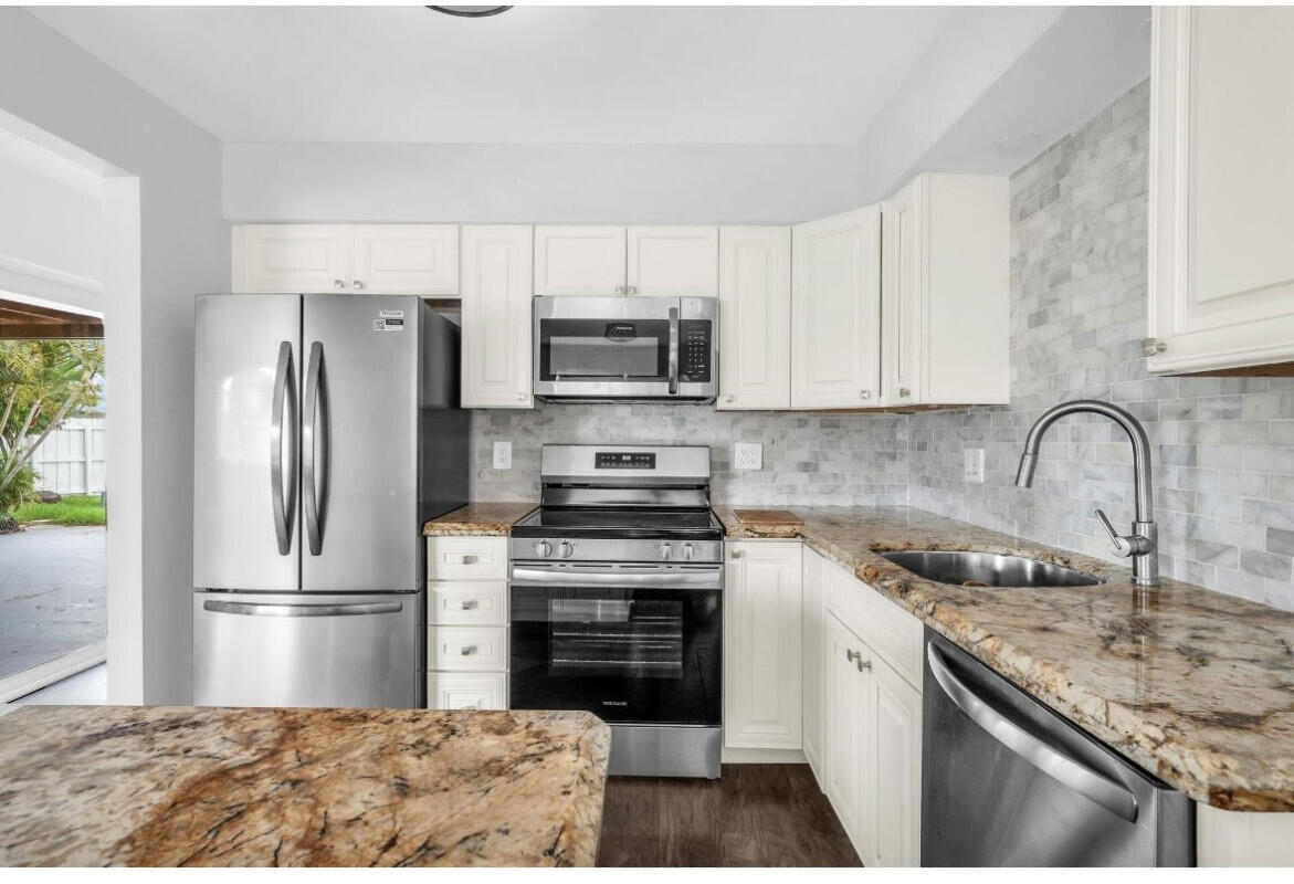 BOULEVARD PARK ISLES SEC 1 - Residential Lease