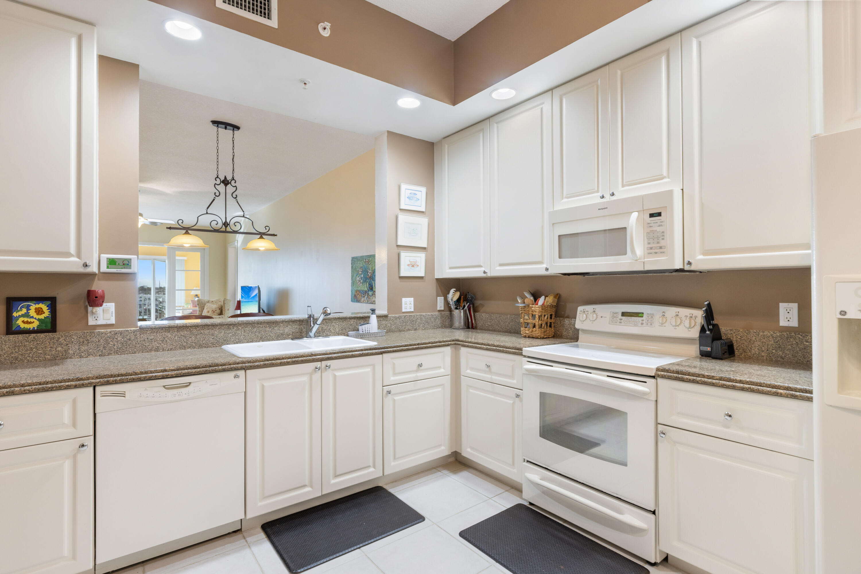 HARBOURISLE AT HUTCHINSON ISLAND WEST - Residential Lease