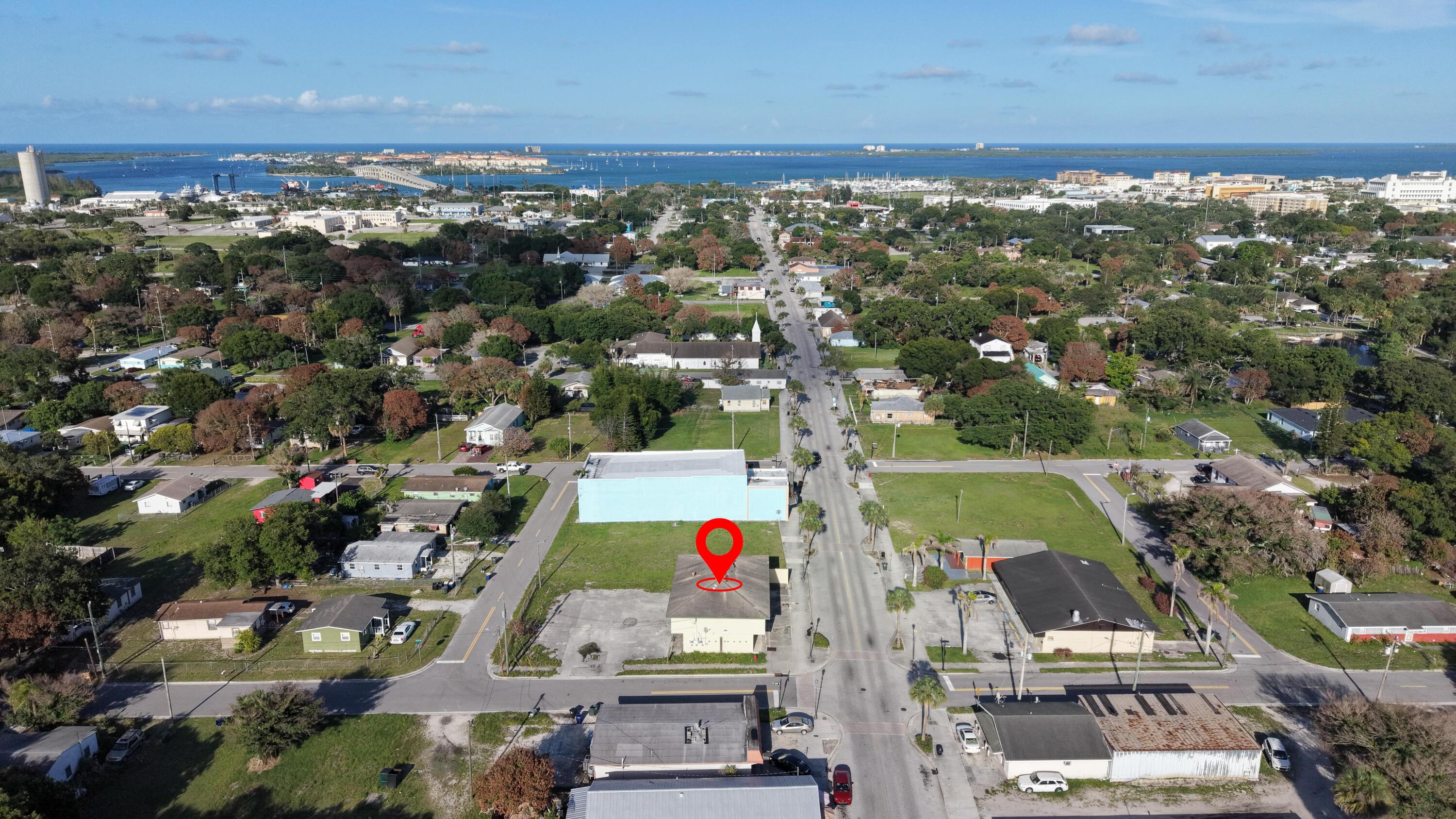 Looking for a building for a laundromat? This mixed used building was originally a laundromat with four 1 bed room apartment units on top. Located in a highly dense neighborhood, this building I located in the heart of Fort Pierce within 5 mins of Downtown.