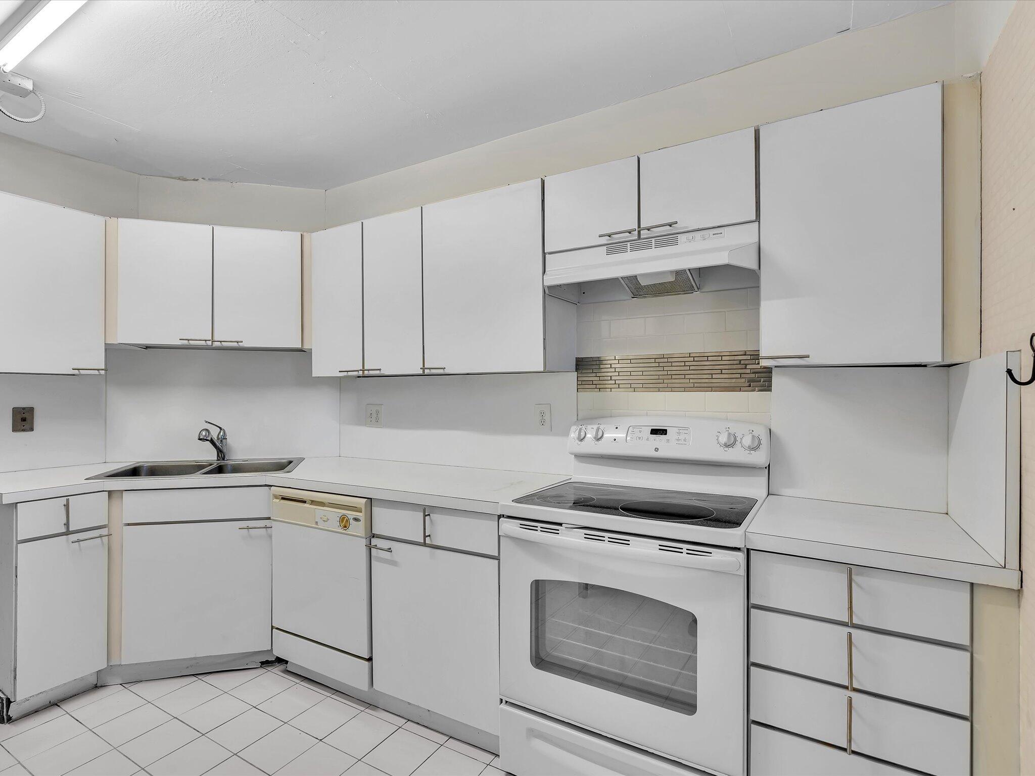 BRIARWOOD CLUB CONDO 4 - Residential