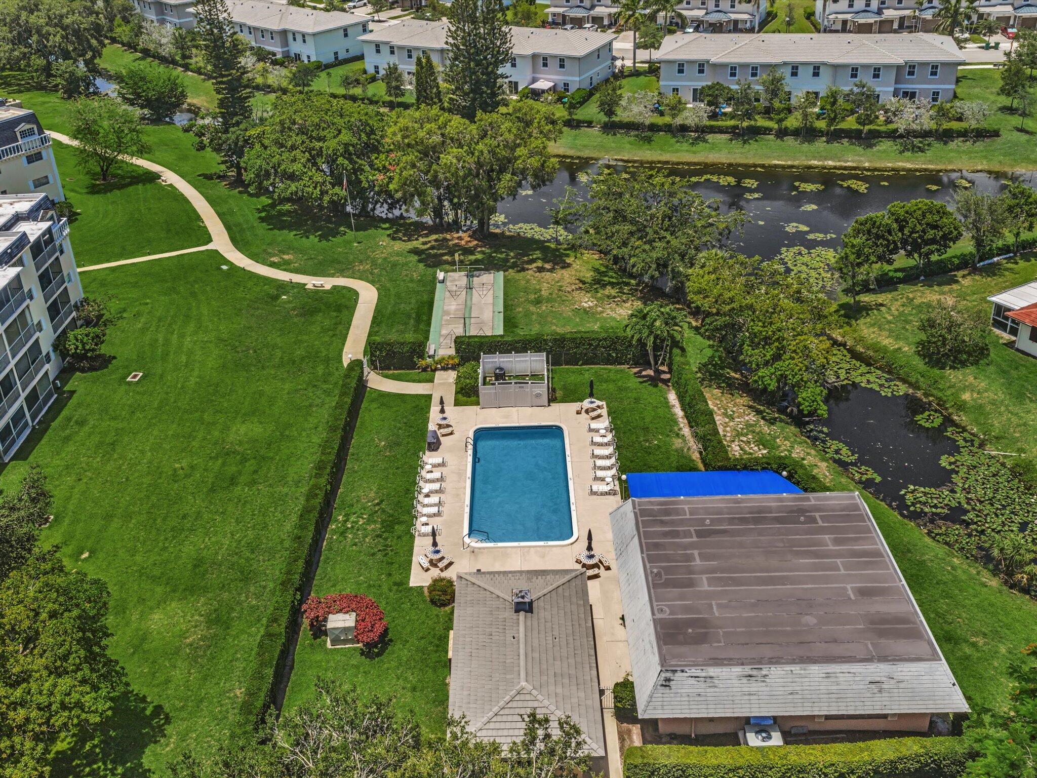 BRIARWOOD CLUB CONDO 4 - Residential