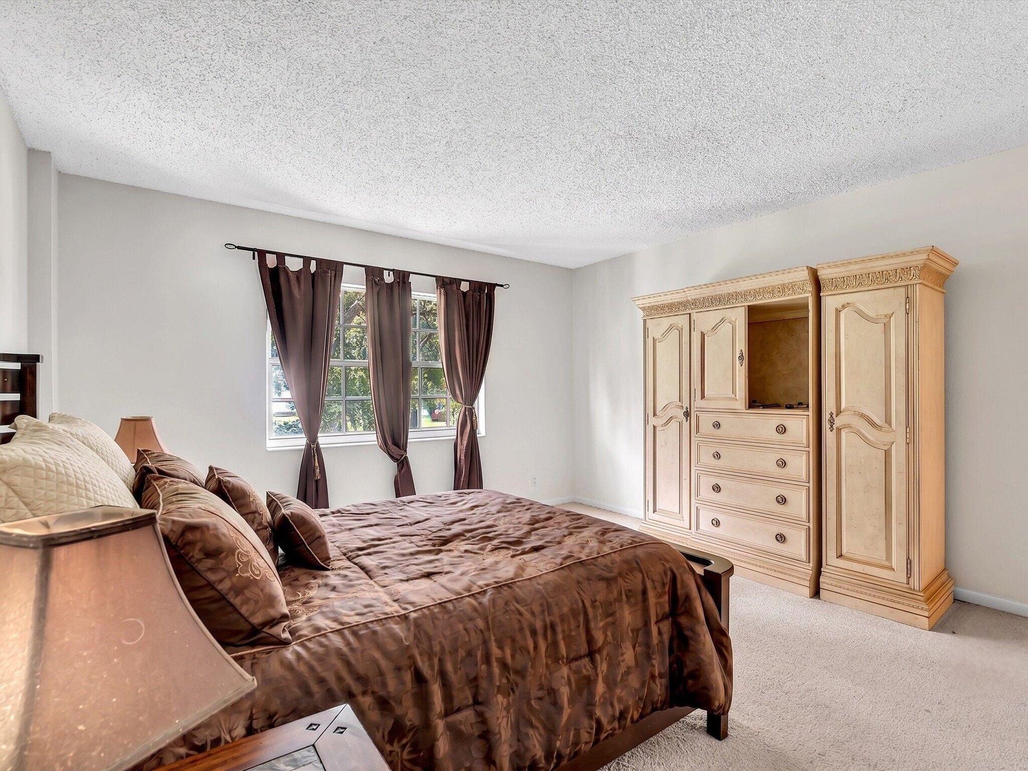 BRIARWOOD CLUB CONDO 4 - Residential