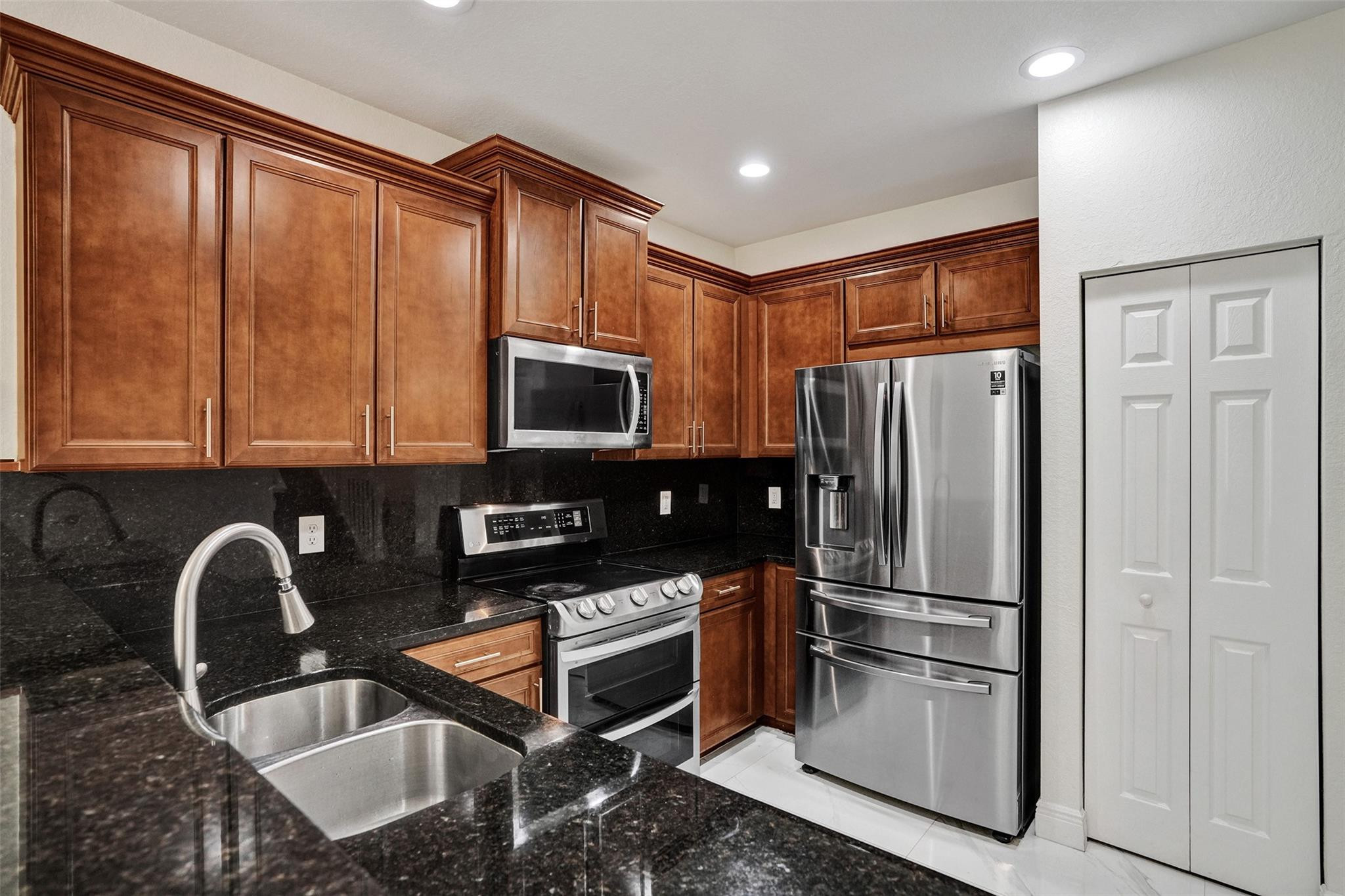 DORAL BREEZE - Residential Lease