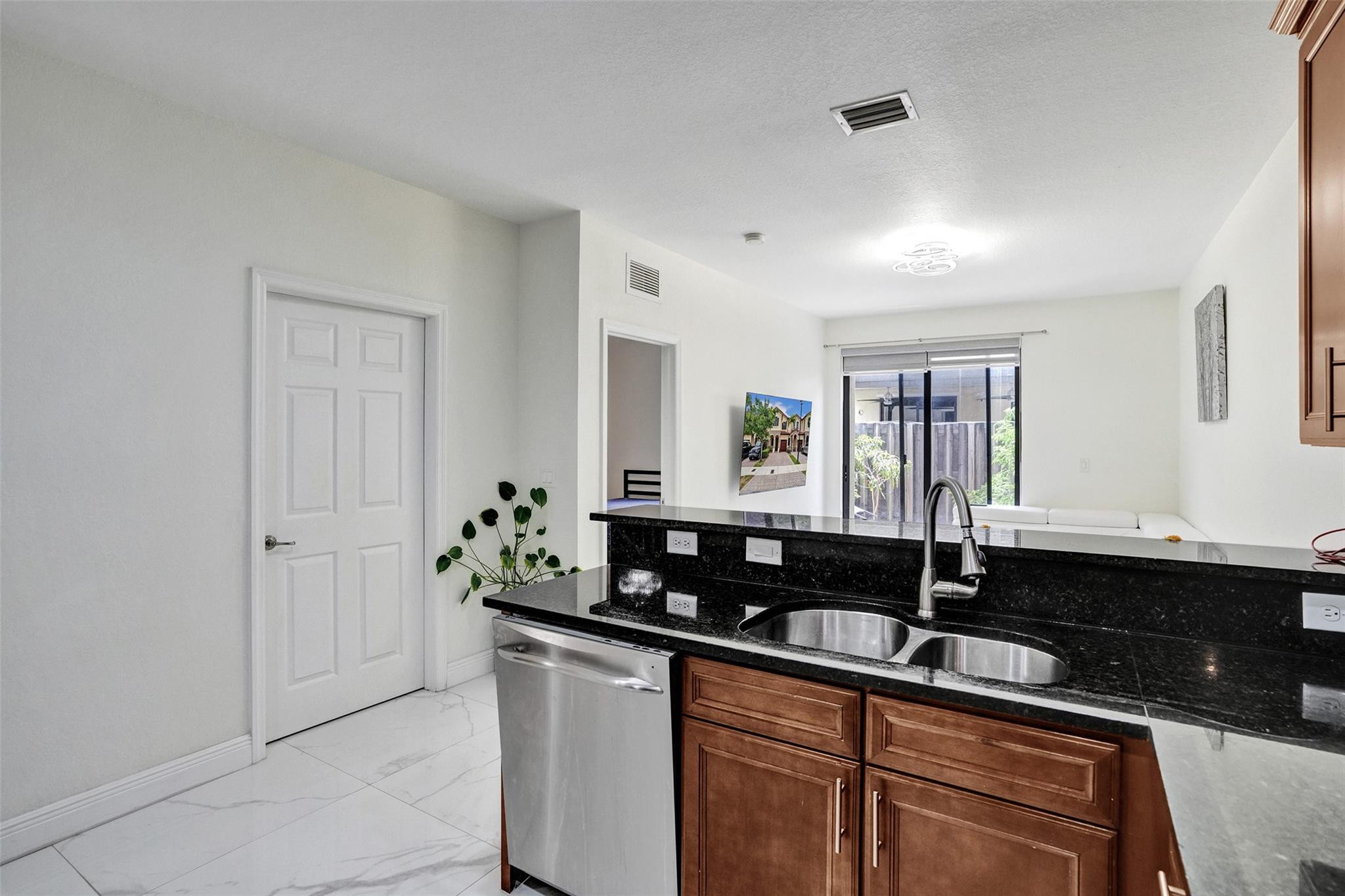DORAL BREEZE - Residential Lease