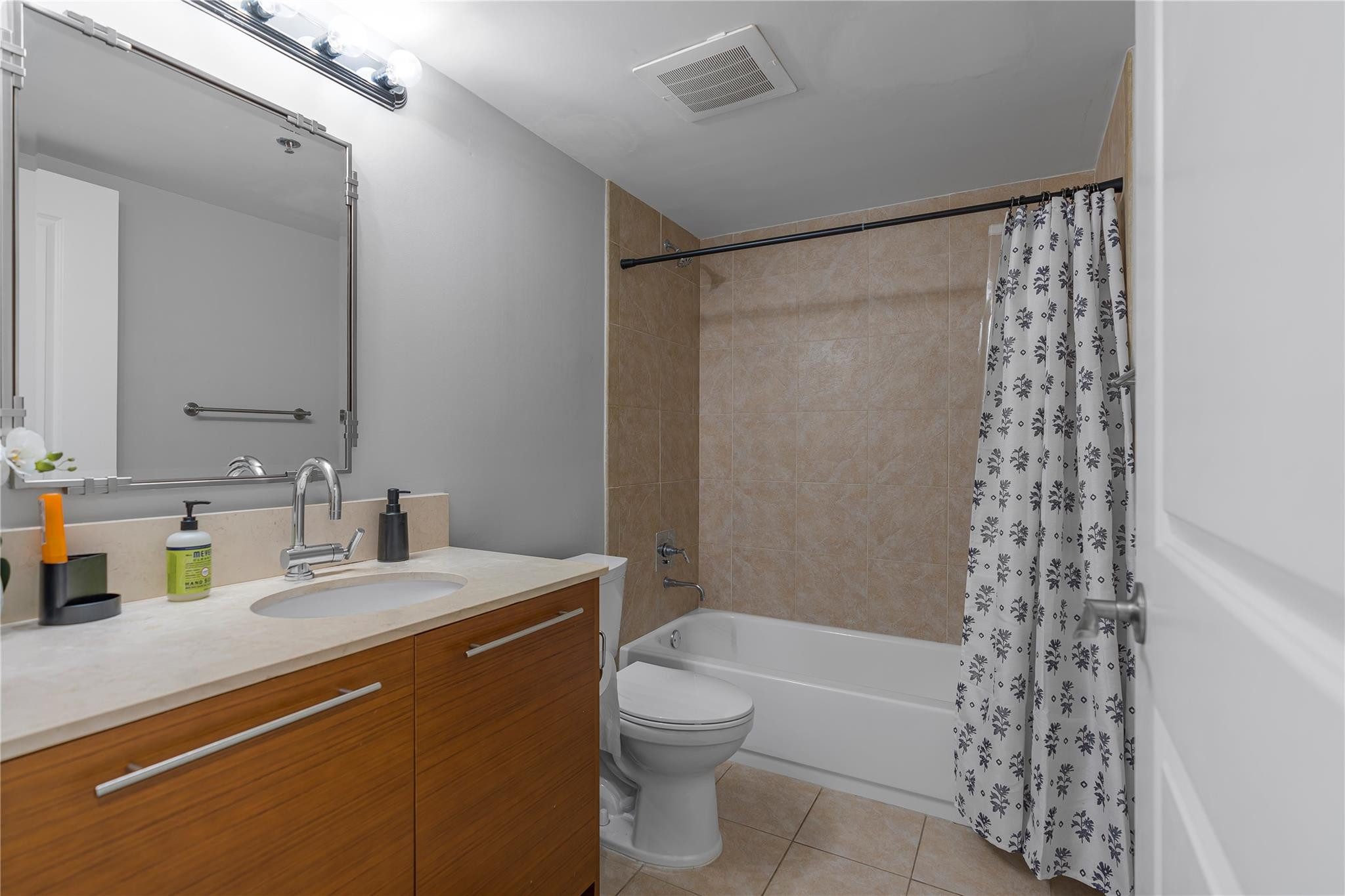 TAO SAWGRASS CONDOMINIUM - Residential Lease