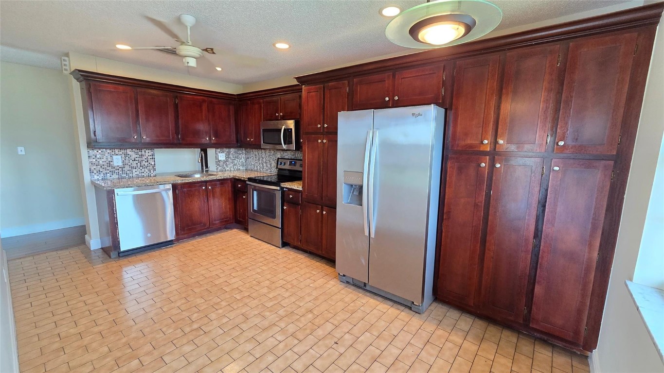 Holly Court At Woodmont - Residential