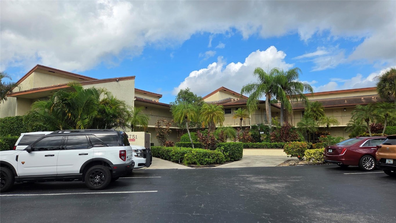 Holly Court At Woodmont - Residential