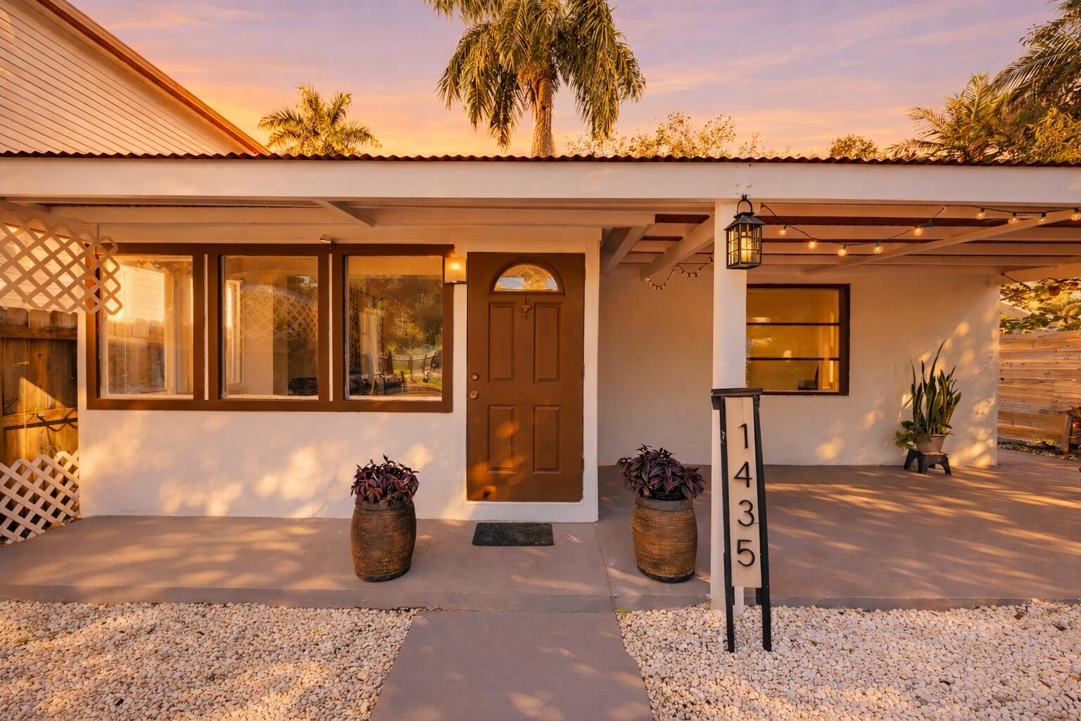 2 bed 1 bath home just outside of downtown Fort Lauderdale. 1 mile to Las Olas Boulevard and Riverwalk shopping, dining and night life. 2 blocks from Riverside Market Cafe and The pizza spot. For commuters its conveniently located near I-95, I-595, the Turnpike. 3.5 Miles to the beach and 15 minutes to the airport. Great starter home while staying close to downtown Fort Lauderdale or a great investment / rental property.