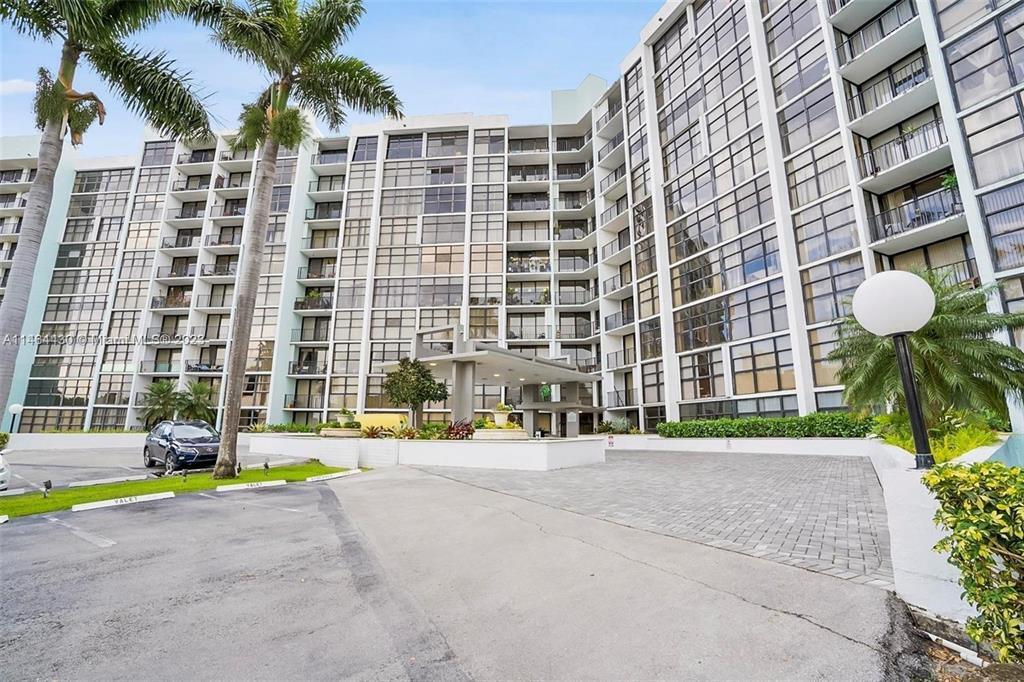 200 LESLIE CONDO - Residential