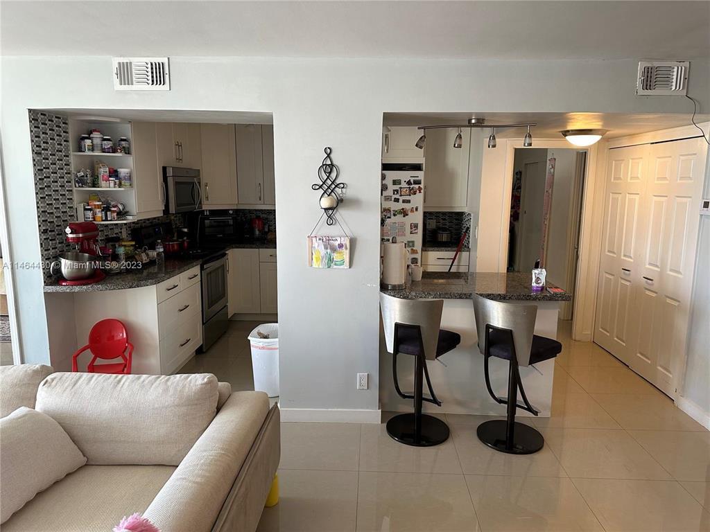 200 LESLIE CONDO - Residential