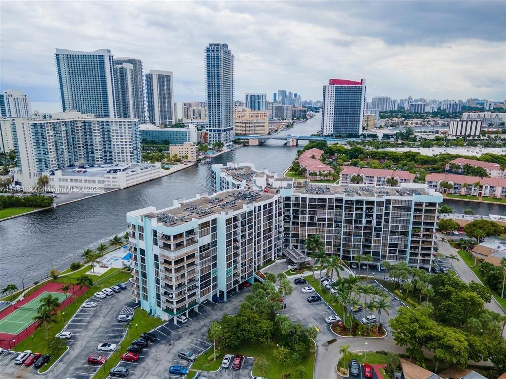 200 LESLIE CONDO - Residential