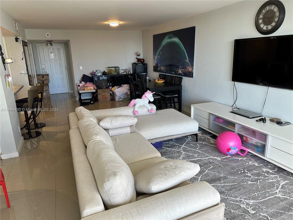 200 LESLIE CONDO - Residential