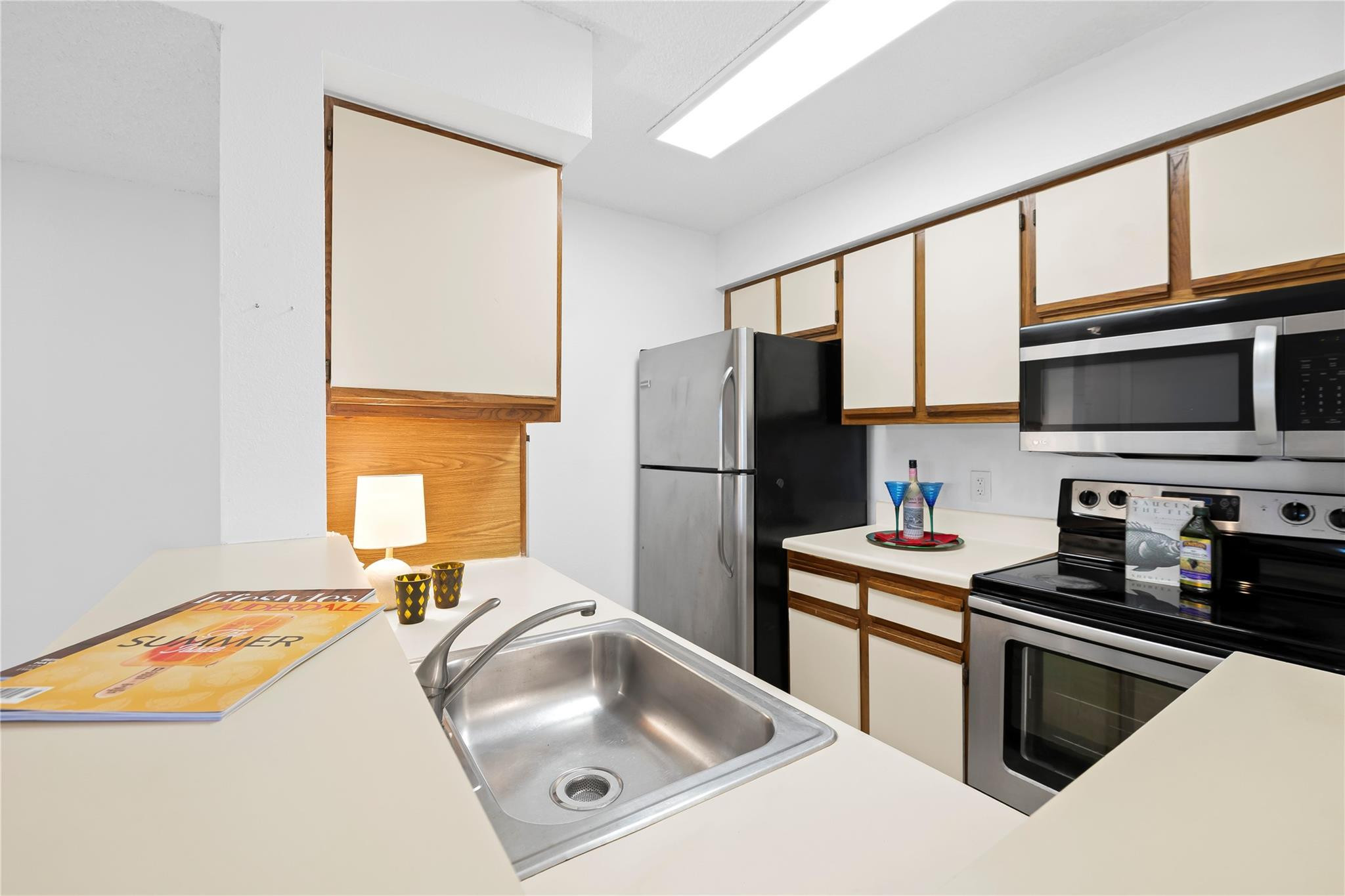 Investor Friendly Complex this unit can be Rented right away! Sundance is the perfect location in Davie for students and faculty at NSU and other colleges in the area like FAU, FIU, Broward. Complex is located across the street from the Medical and Dental campus. This is a 2 Bedroom 2 Bath unit with laundry inside. Tile floors, Open Kitchen to the Living and Dining space. Lots of natural light. Pet friendly community. Pool/Jacuzzi, Small Gym, Tennis Courts. Great location close to restaurants, shopping, Trader Joe's. Whole Foods. Easy access to highways. Poly Pipes in this unit have been repaired. SA for $239.00 ends in October 2026.