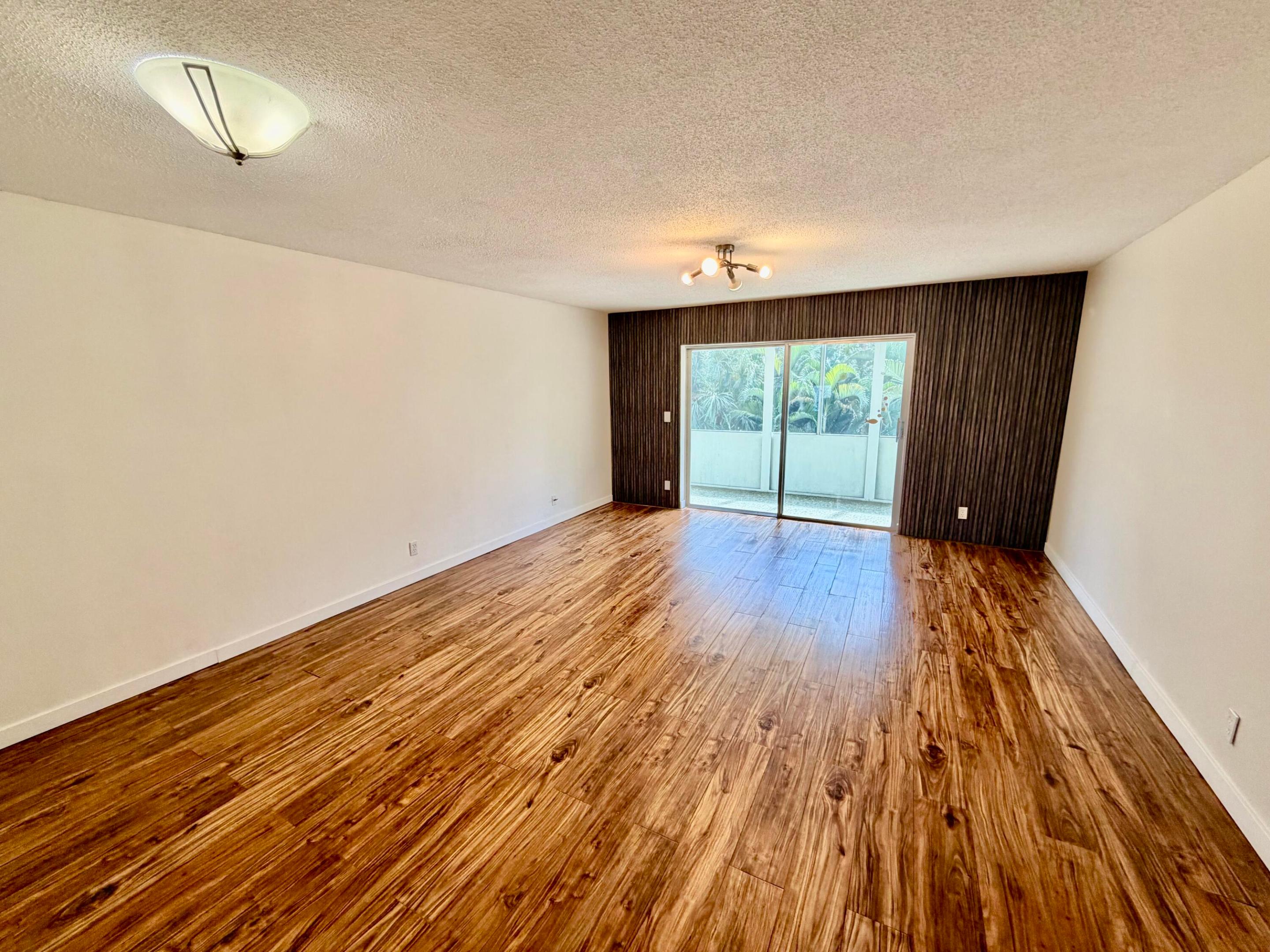 Great one bedroom apartment in Fairways Royale, laminate wood floors throughout, just painted, walking closet, garden view. Very bight and spacious unit. Association offers community pool, laundry room on each floor, storage unit and much more.
