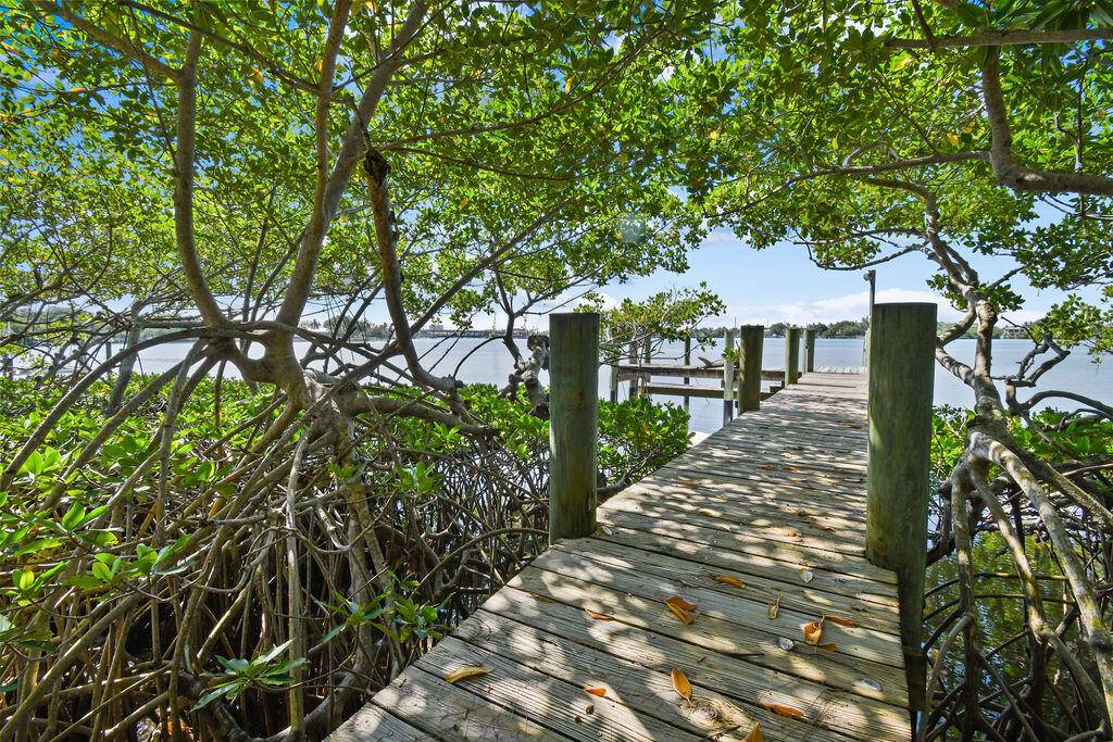 Final and Best is due by close of business 5 PM Thursday 5/12/2022. Once in a lifetime opportunity to own on the blue water section of the highly coveted River. South facing parcel situated on close to 3/4 acre. Come build your dream waterfront residence on spectacular parcel. Jupiter is a top destination for tennis and golf with its highly coveted courses and local pros. Proudly home to some of the most renowned golf courses in the World. The historic Jupiter Inlet Lighthouse and Juno Pier are testaments to the community's long-standing relationship with aquatic pursuits...world class diving and fishing await just offshore. Minutes from Palm Beach International Airport and Stuart Jet Port. For those placing an emphasis on a private, pastoral setting within close proximity to the amenities of an idyllic community like Jupiter, Riverside Dr is an unparalleled offering.