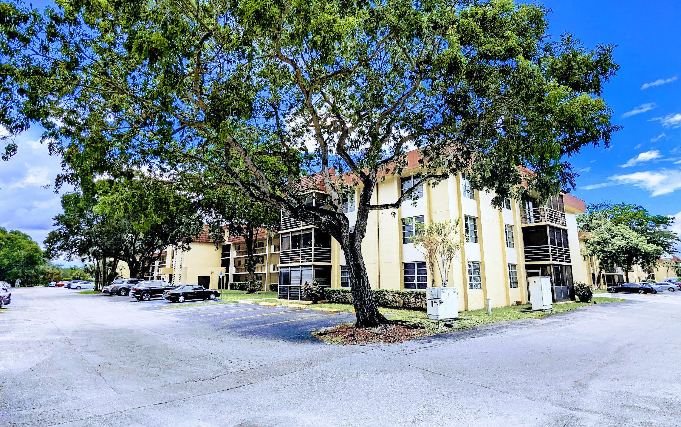 Freshly Painted Second Floor Apt 2 Bed 2 bath . Large primary room with lake view. Plenty of storage space. Screening porch The community is very quiet and well-maintained and has a lot of guest parking. The location is very convenient!! close to public transportation, easy access to major highways, close to Restaurants, Schools, Hospitals, & Malls.