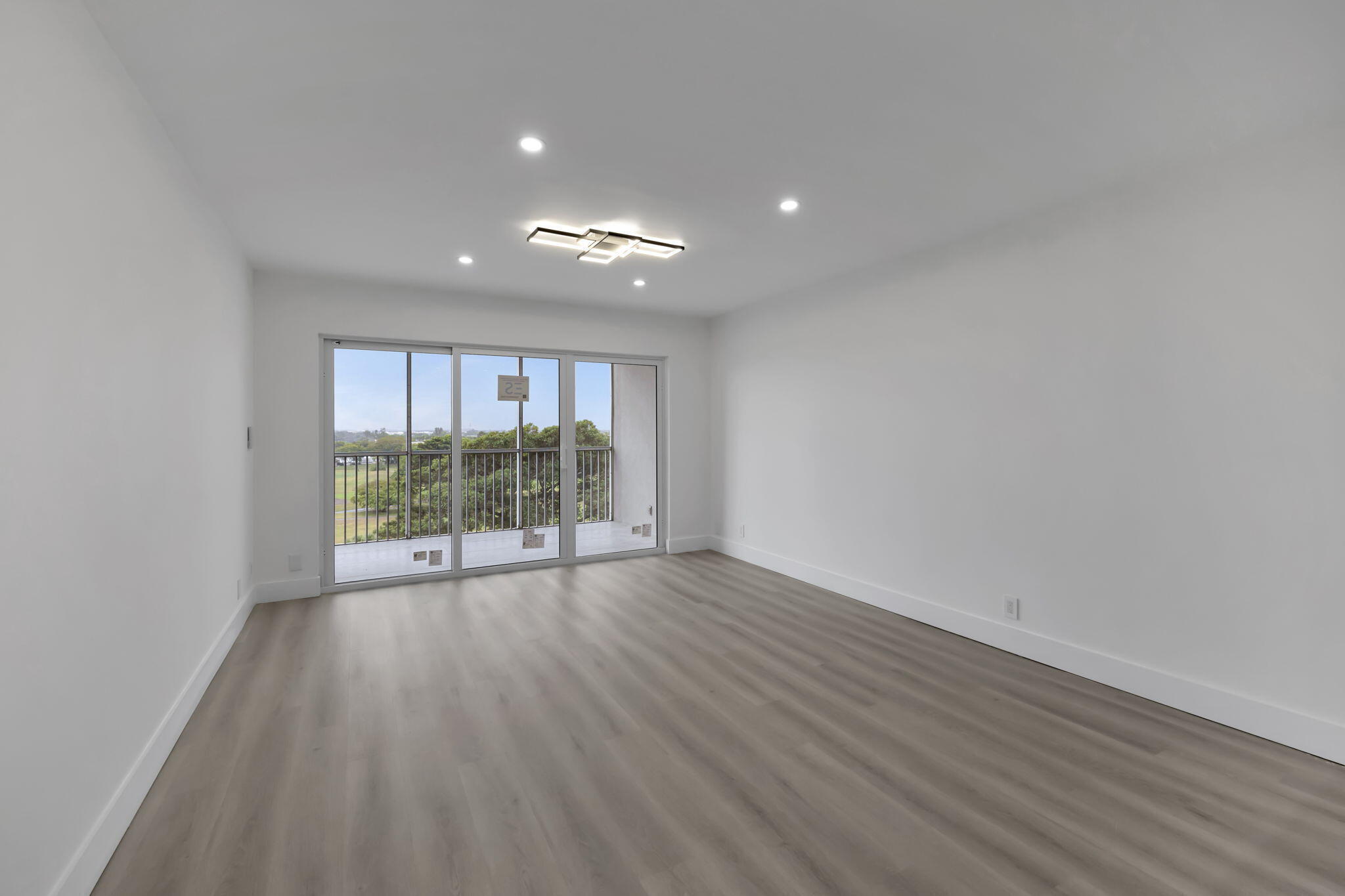 NO 8 PALM-AIRE COUNTRY CLUB - Residential Lease