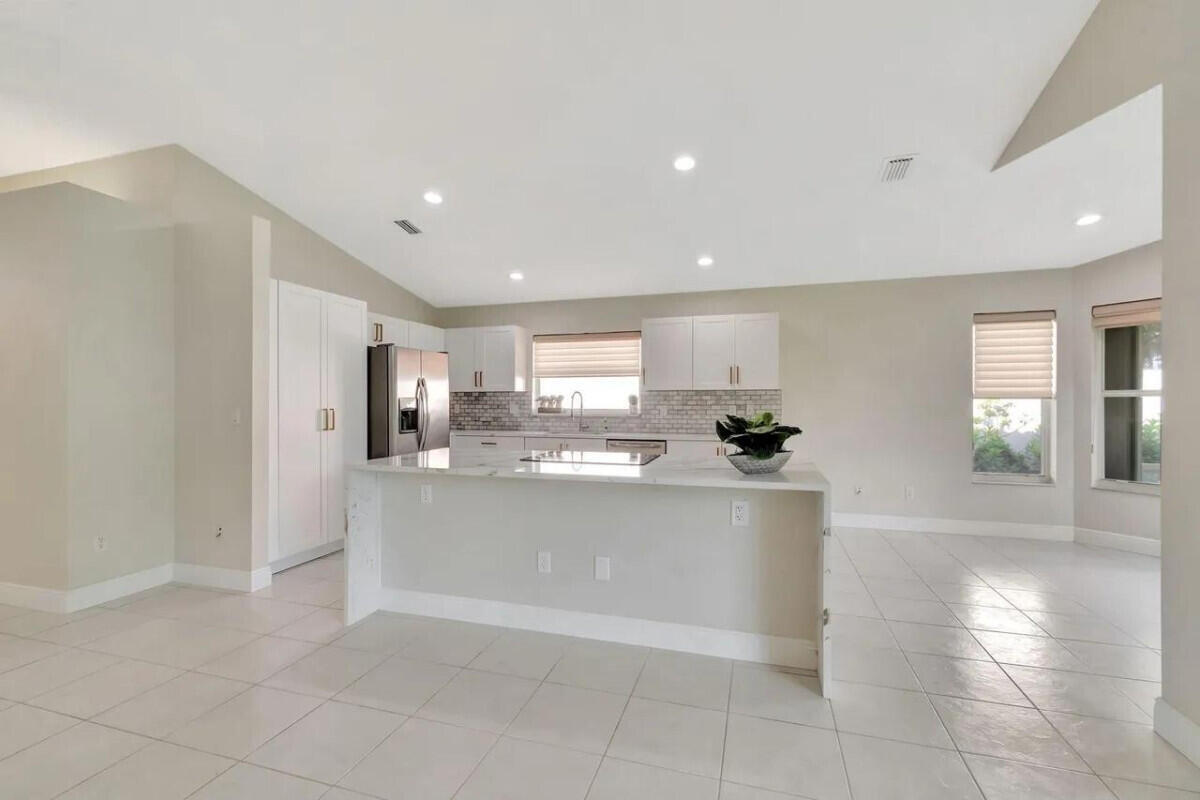 VALENCIA LAKES 3 - Residential Lease