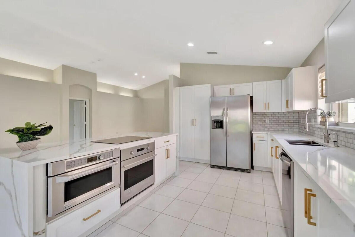 VALENCIA LAKES 3 - Residential Lease