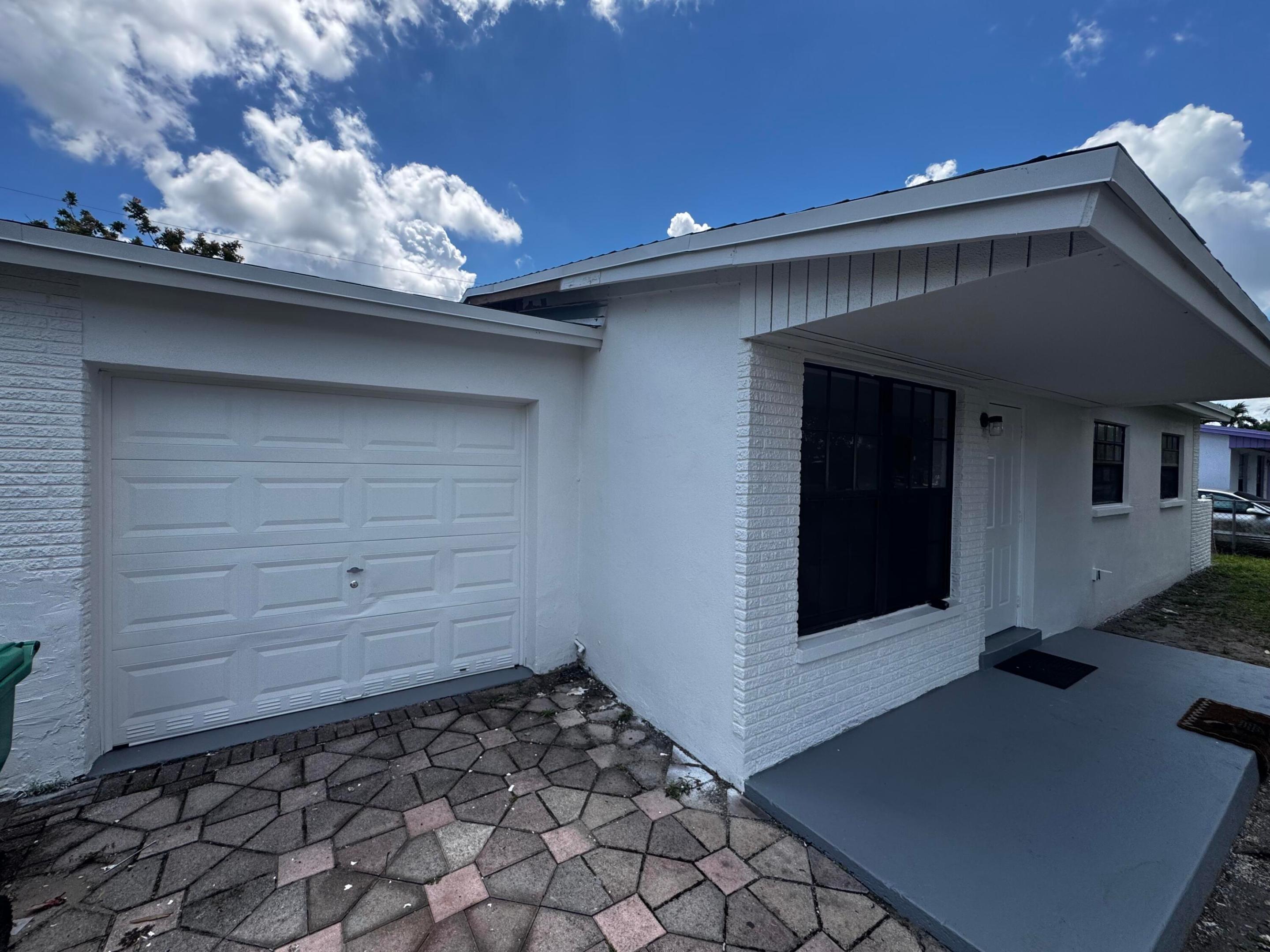 AMAZING HOUSE NICE AND COZY 3 BEDROOM 1 BATH 1 CAR GARAGE CENTRAL AC  NEW ROOF 2026 NEWER WH FRESHLY PAINT INSIDE AND OUT READY FOR NEW OWNER VACENT