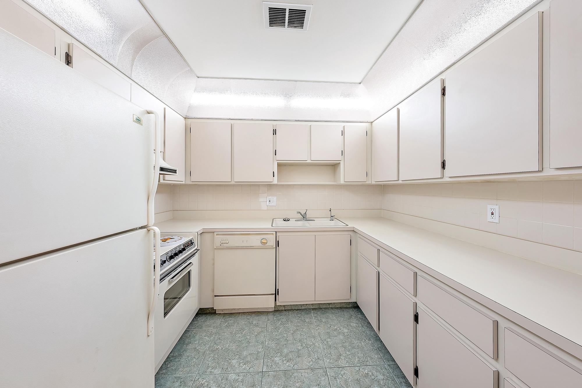CRESTHAVEN TOWNHOMES SEC 5 CONDO - Residential
